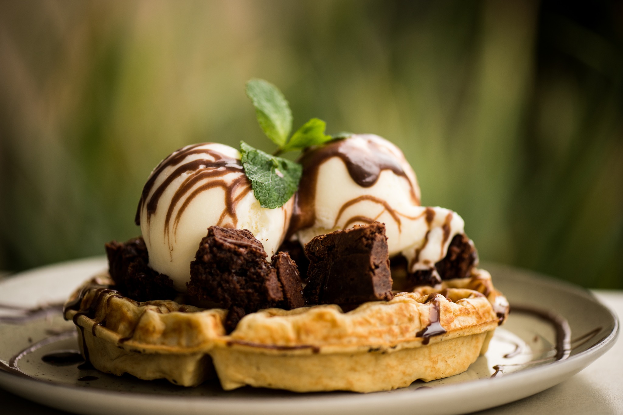 Sweet or savoury? 🤔 We won't waffle on about it, but we can't decide either.
Our chocolate brownies launch our Brownie Bomb waffle into the sweet-fix stratosphere🚀🚀🚀
But if you're a fried chicken kinda person, savoury pineapple salsa with nacho-crumbed chicken breast, Sriracha and mozzarella is your new happy place.
Hit the link (in our bio) for our full menu.
#waffles #foodfundicafe #sugarrushpark #ballito #ballitorestaurant #brunch #brunchgoals