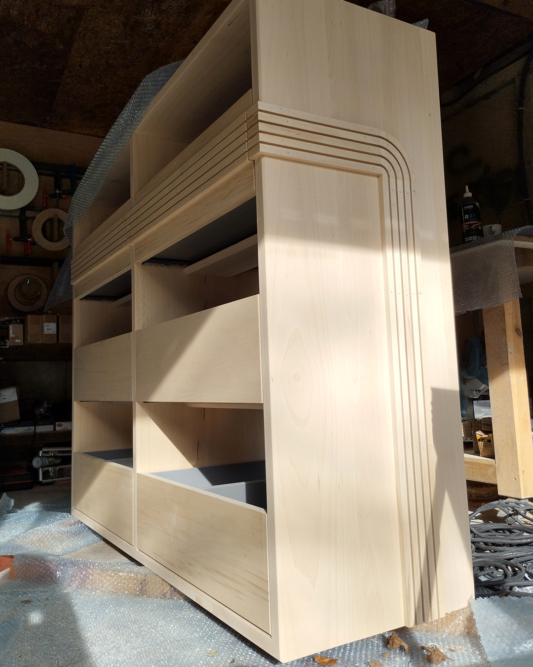 Conception et fabrication d’un meuble sur mesure pour accueillir une collection de près de… 1000 vinyles ! 😃
Spécificité du projet :
📐 Design asymétrique pour libérer l’espace à l’entrée de la pièce, tout en offrant un rangement réduit adapté aux 45 tours
📐 Hauteur modérée et tiroirs à sortie totale avec amortisseurs de fermeture progressifs, pour un usage pratique et facile au quotidien
📐 Mise en valeur de la collection grâce à des façades abaissées pour laisser les pochettes visibles
#artisanat #design #artisanatnouvelleaquitaine #artisanatlandes #landes #bois #menuisierbois #surmesure #agencement #mobilierbois #mobiliersurmesure #vinyleaddict #meublevinyles