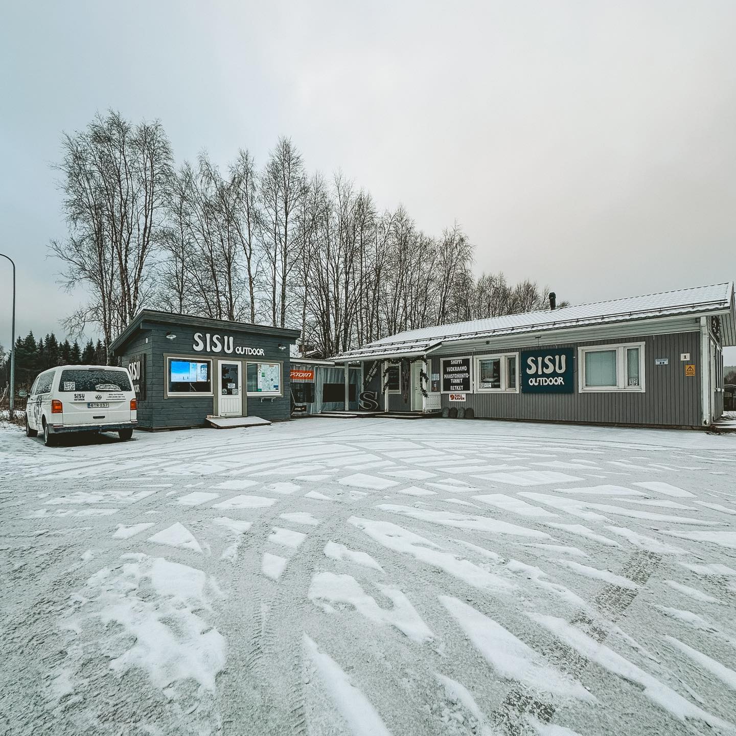 Me ollaan valmiita talvikaudelle vaikka luminen talvi ei oo ihan vielä valmis meille! Huomenna maanantaina 18.11.2024 avataan klo 10.00. ❄️🤩
🇬🇧 We are ready for the winter season, even though a snowy winter isn’t quite ready for us yet! Tomorrow, Monday, November 18th, 2024, we open at 10:00 AM. ❄️🤩