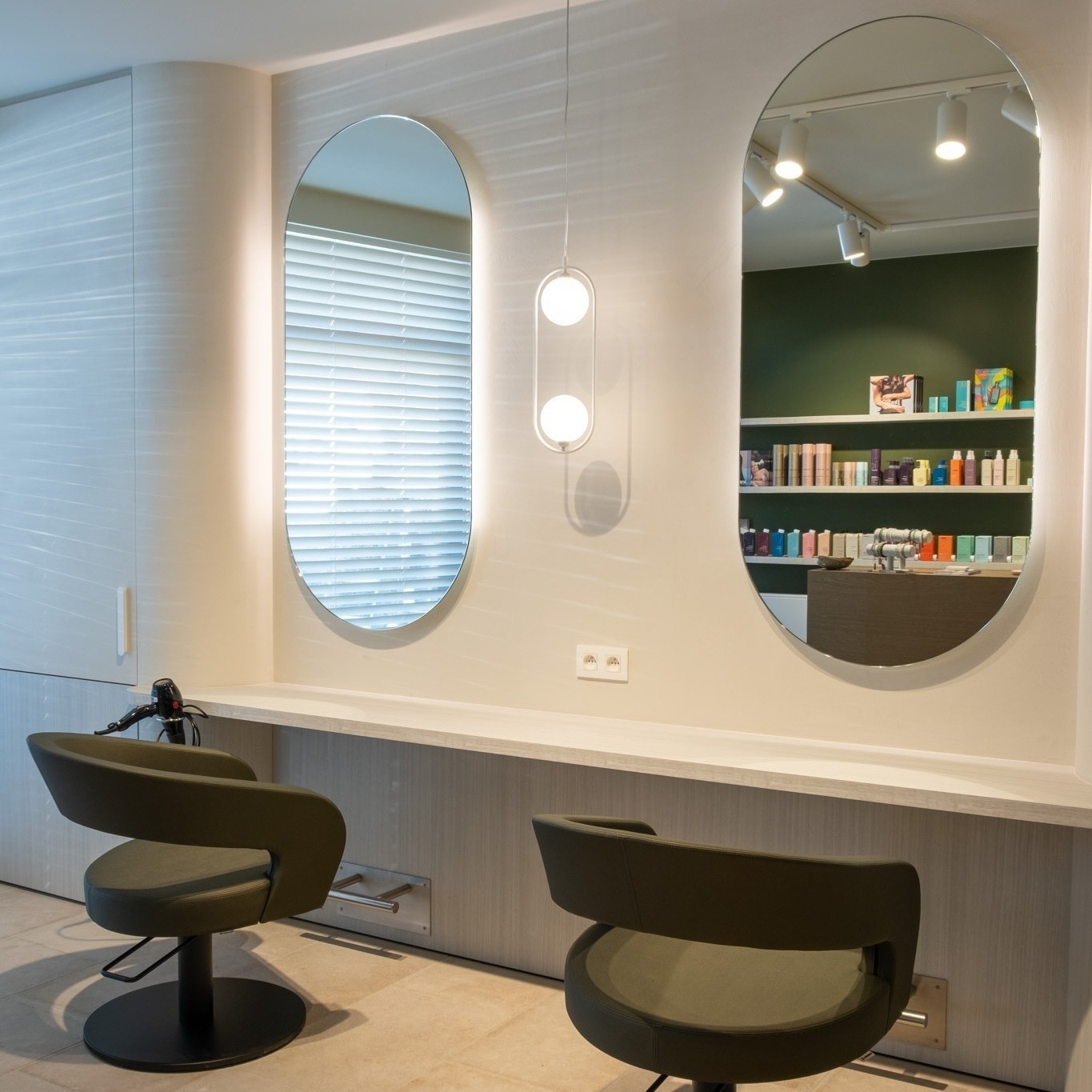 dankbaar voor het vertrouwen dat @grietvanwiele in ons stelde voor haar 3e salon ondertussen!
Heel veel succes met de start vandaag!
met dank aan :
@allcor__ interieurbouw, @james.de.smet_bvba vloerwerken, @claerbout.schilderwerken , @JanVandenberghe elektriciteitswerken, @vanherpedebock sanitairwerken