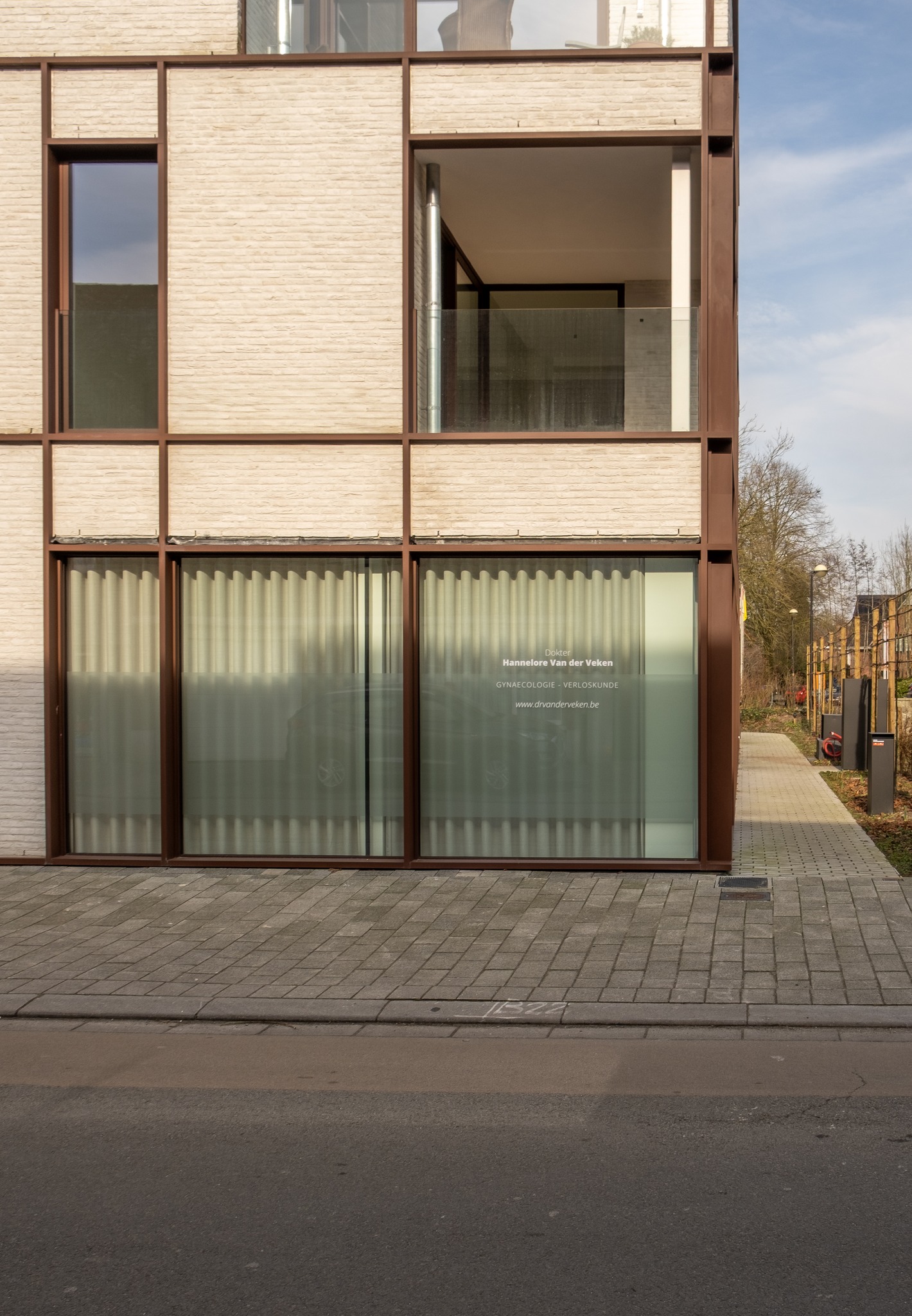 Bijzonder fier op deze realisatie van dit gloednieuwe dokterspraktijk voor Dr Hannelore Van der Veken in De Pinte !
Met dank aan het team :
@maatstaff.atelier , @colotagietvloeren gietvloeren , Jan Taghon, Kristof De Groote, Bruno Devriendt, @kamerhoog
Veel succes @dr.vanderveken !
www.drvanderveken.be
