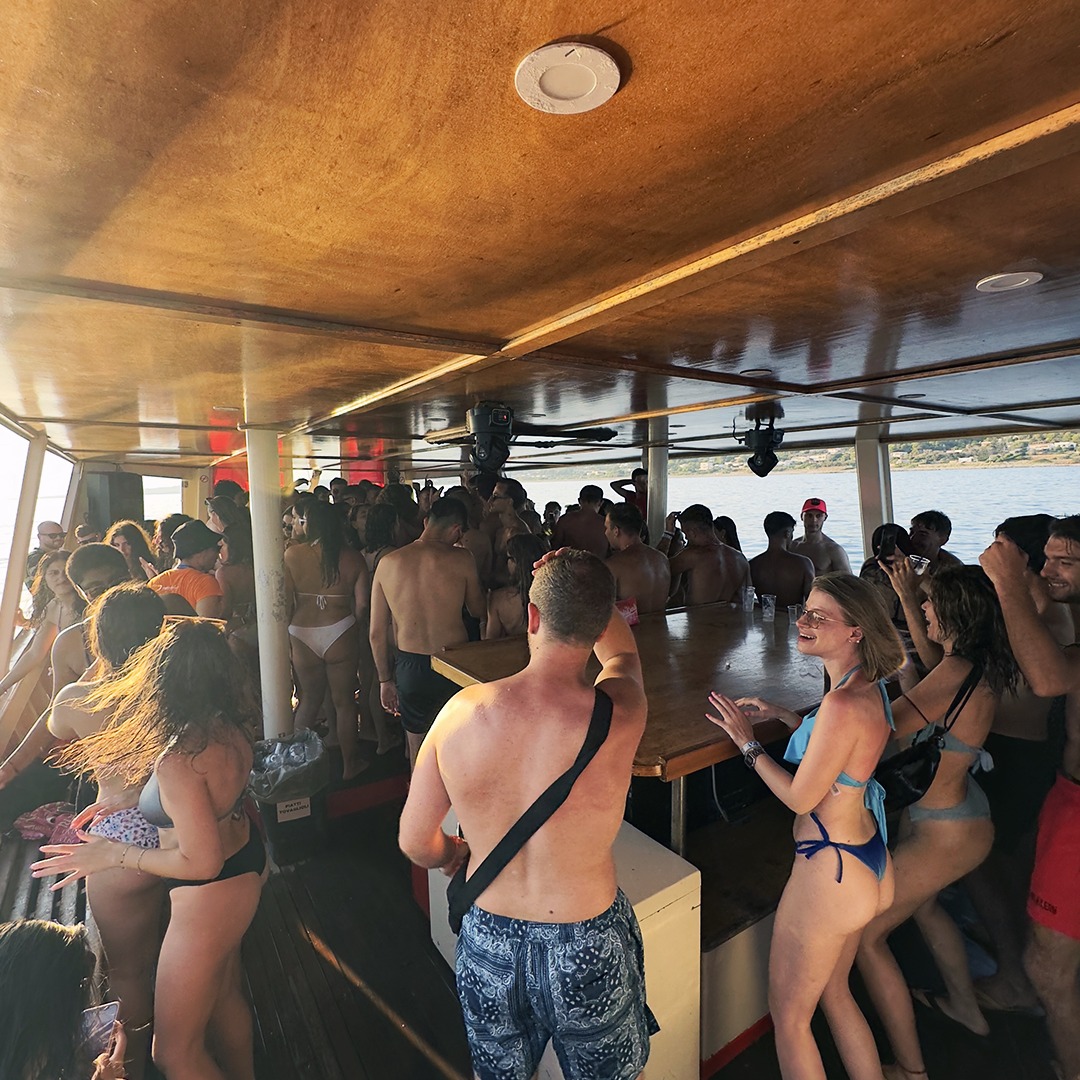 🌅 Flashback d'estate: Boat Party Edition 🌅
Hai nostalgia del sole, del mare e del divertimento in barca?
Anche noi! ☀️
Riviviamo assieme alcuni dei momenti più epici dell’estate passata a bordo del Boat Party più famoso del Salento! 🛥️
🔥 Tra musica, sorrisi e panorami mozzafiato, ogni istante a bordo è stato pura magia!
Non vediamo l'ora di far risplendere ancora una volta la costa di Santa Maria di Leuca con l’energia dell'Alexander Leuca!😎
👉 Segui il nostro profilo per essere sempre aggiornato sui prossimi eventi e scopri in anteprima cosa abbiamo in serbo per la prossima stagione estiva! 😏
#AlexanderLeuca #BoatParty2024 #SalentoVibes #SummerVibes #TramontiEpici #PartyOnBoard #SantaMariaDiLeuca #SeaLovers #SunsetMagic #FollowUs
