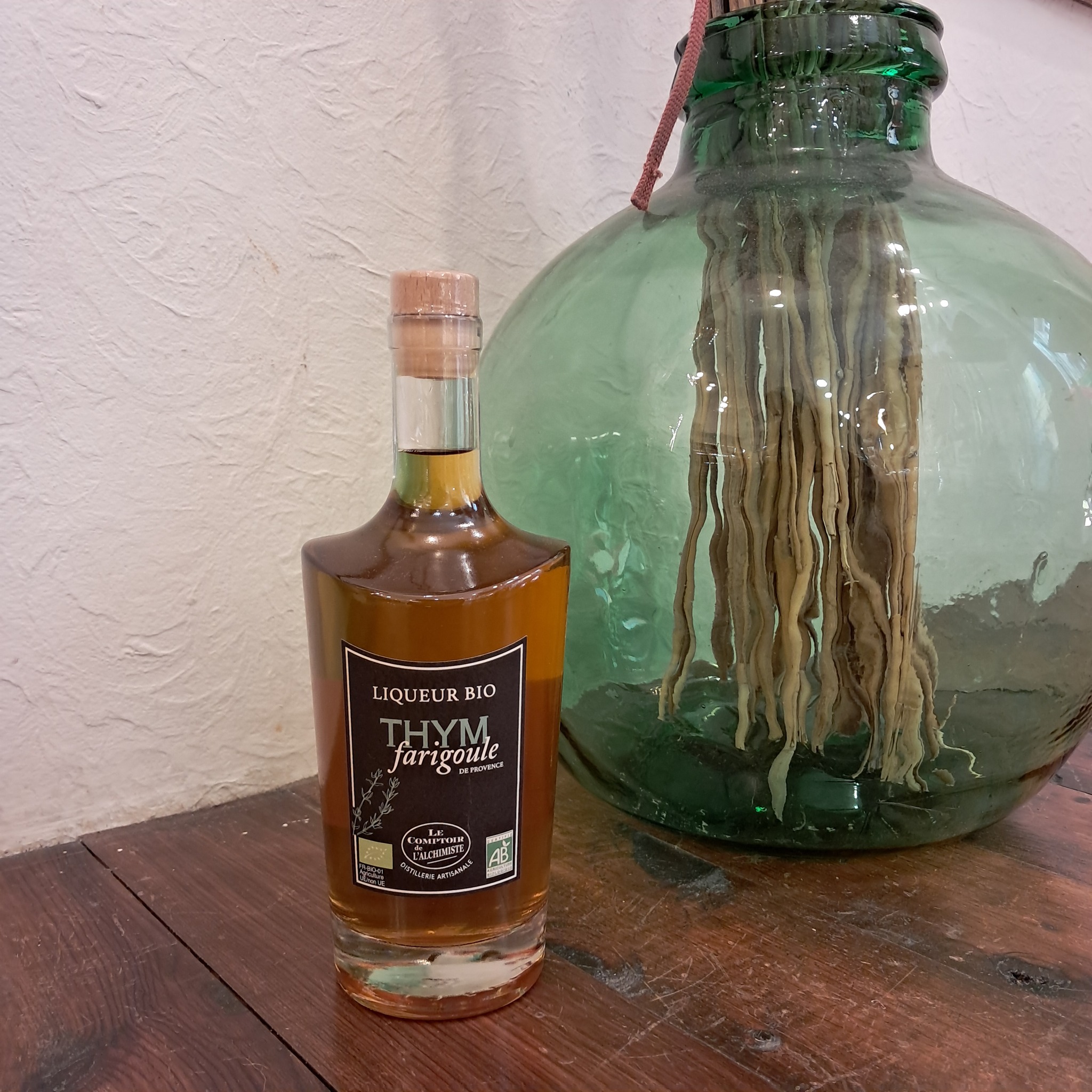 La Farigoule est bien la! Pour vous accompagner dans vos fins de repas🥃, vos cocktails🍹et vos plats.🍖
A consommer avec modération!
#distillerieartisanale #distillerie #lecomptoirdelalchimiste #artisanat #digestif #liqueur #farigoule #liqueurdethym