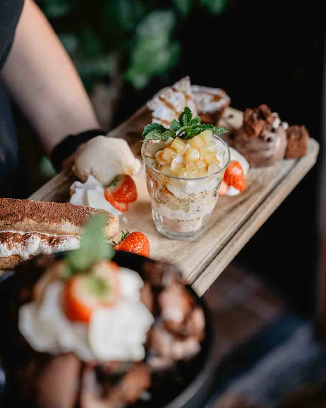 Bij ons op de kaart vind je altijd wel een grand dessert. ๐จ
Want kan je niet kiezen? Dan neem je toch gewoon al het lekkers dat onze dessertkaart te bieden heeft!
#desserts #keuzestress #dessertkaart #houteveen #hooglanderveen #amersfoort #vathorst