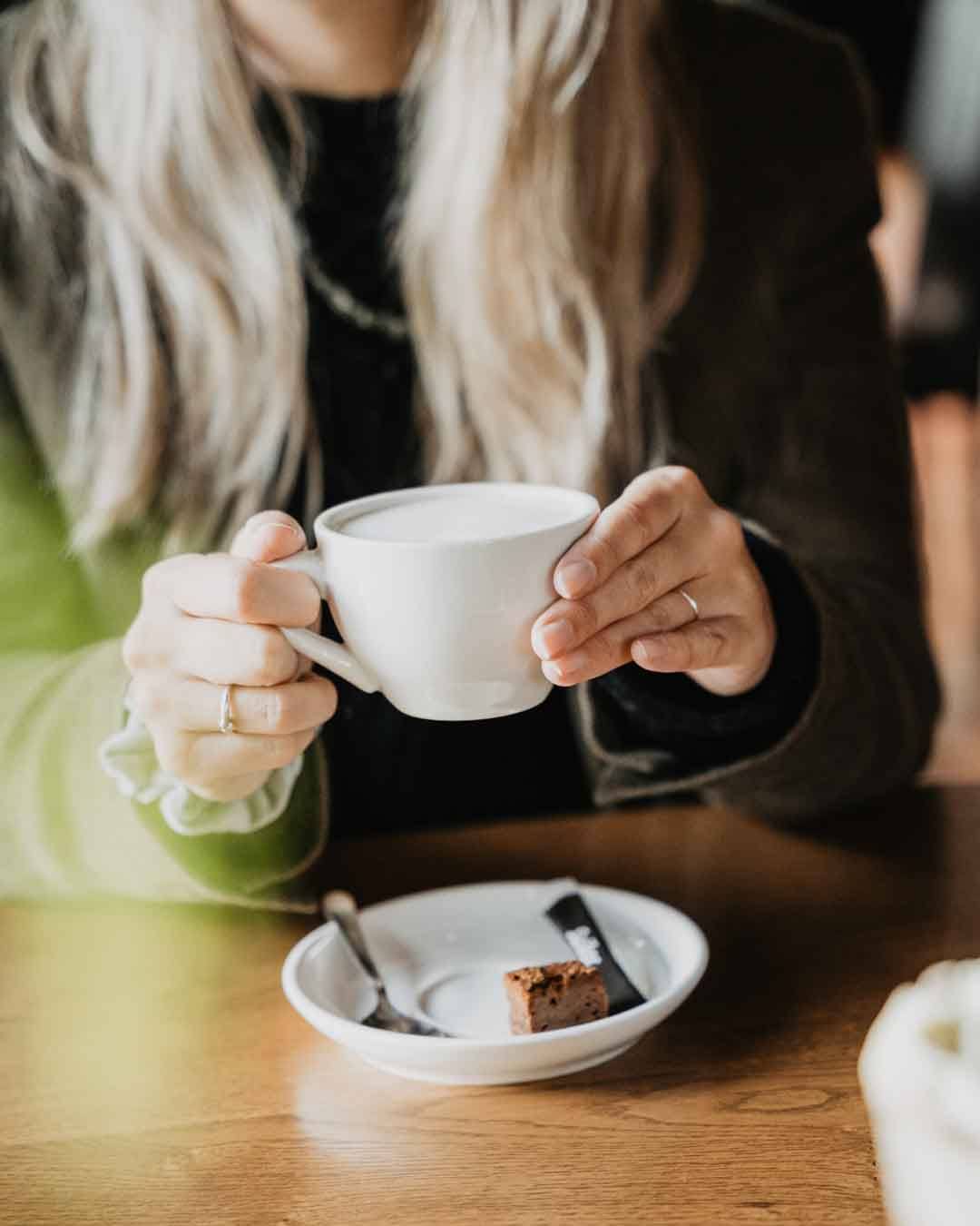 Koffie, koffie, lekker bakje koffieeeโ
Kom jij straks ook even langs voor een heerlijk bakje koffie? Vanaf 12:00u zet Sil deze met heel veel liefde voor je, en neem er gerust een stukje huisgemaakte appeltaart bij.๐ฅง
#amersfoort #houteveen #koffie #opwarmen #appeltaart #hooglanderveen #vathorst