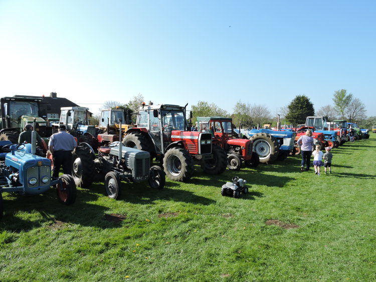 Bicester Vintage Tractor Club will be starting their latest tractor run from Stratton Audley Barn, departing on their route at 10am this Sunday. Pop down to watch them depart or follow their journey through the villages! Around 30 vintage tractors will be joining this weekend. #tractorrun #tractorrun🚜 #daysoutwithkids #daysoutoxfordshire #cafe #coffee #coffeeshop