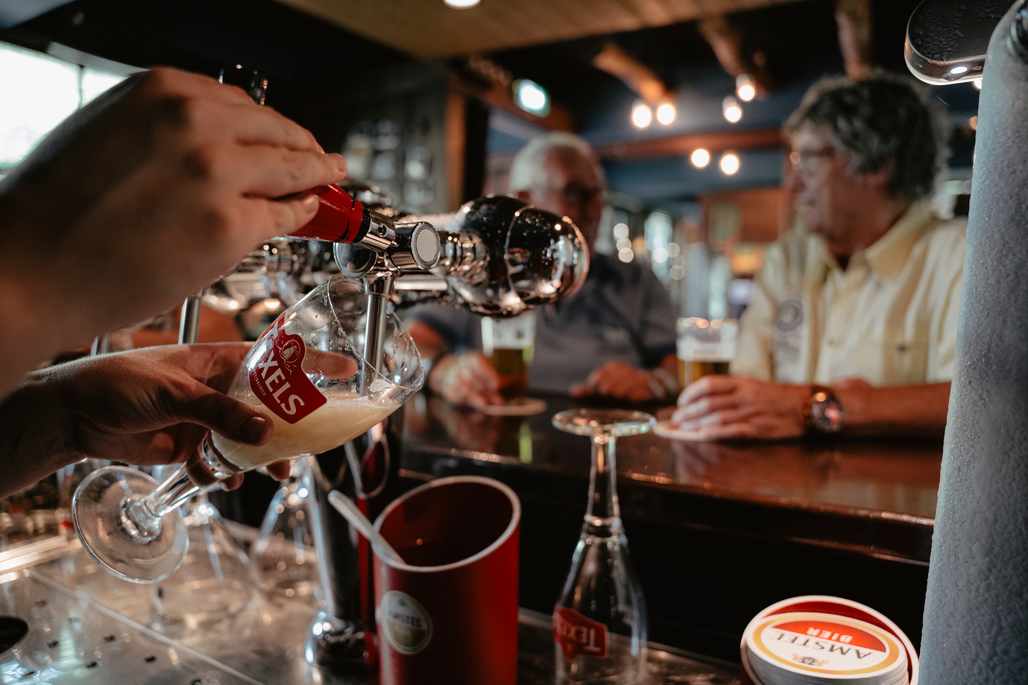 Texels Skuumkoppe! Wie heeft hem nou nog niet gehad? Dit heerlijke tarwebiertje is vol van smaak met hints van karamel en abrikoos en heeft een romige, licht zoete afdronk. Geniet van dit met liefde getapte biertje gezellig aan de bar of lekker aan een tafeltje.๐ป
#texels #skuumkoppe #tarwebier #vandetap #hooglanderveen #houteveen #vathorst #amersfoort