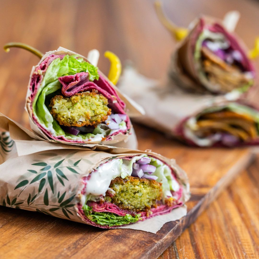 BAKBLIK BIJ JOU THUIS OF OP JE WERK?
Kan gewoon! Bedrijfscatering, bruiloften en andere feesten - we draaien er jaarlijks heel wat. We vinden het fantastisch om voor grote groepen te zorgen, en ze te verrassen met onze duurzame plantaardige catering. Met onze toegankelijke en veelzijdige menu's overtuigen we ook àltijd weer de vleeseters. ☺
We hebben nog wat plekjes vrij in onze agenda, dus neem vooral contact met ons op over de mogelijkheden! 🌯🧆🍔🍛
Voor meer info en contactdetails zie https://www.bakblik.eu/catering