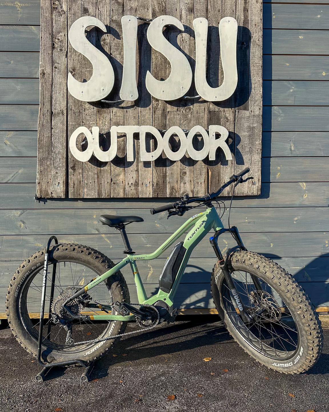 🚴♂️ Vuokraamon poistona – Sähköläskipyöriä koossa L! 🔥
Etsitkö pyörää, joka valloittaa maastot, hiekkarannat ja lumiset polut? 🌲❄️ Nyt on tilaisuutesi napata vuokraamon käytössä olleet sähköläskipyörät edullisesti uuteen kotiin! Näitä on vain muutama kappale jäljellä, joten nopea saa ja hidas jää ilman. 🔋⚡
Miksi juuri nämä pyörät?
✅ Todistettu suorituskyky: Näitä pyöriä on huollettu ja pidetty hyvässä kunnossa vuokrauskäytön aikana.
✅ Sähkömoottorin voima: Ylämäet? Ei ongelmaa. Tämä pyörä vie sinut vaivatta perille, minne vain! 🚀
✅ Luotettavaa laatua edullisesti: Hanki laadukas menopeli murto-osalla uuden hinnasta.
⚠️ HUOM! Varastossa vain muutama kappale, ja nämä viedään käsistä – nyt jos koskaan kannattaa toimia. Kun ne ovat menneet, ne ovat menneet. 👀
Kysy lisätietoja hinnasta ja muista yksityiskohdista laittamalla meille viestiä tai tule käymään!