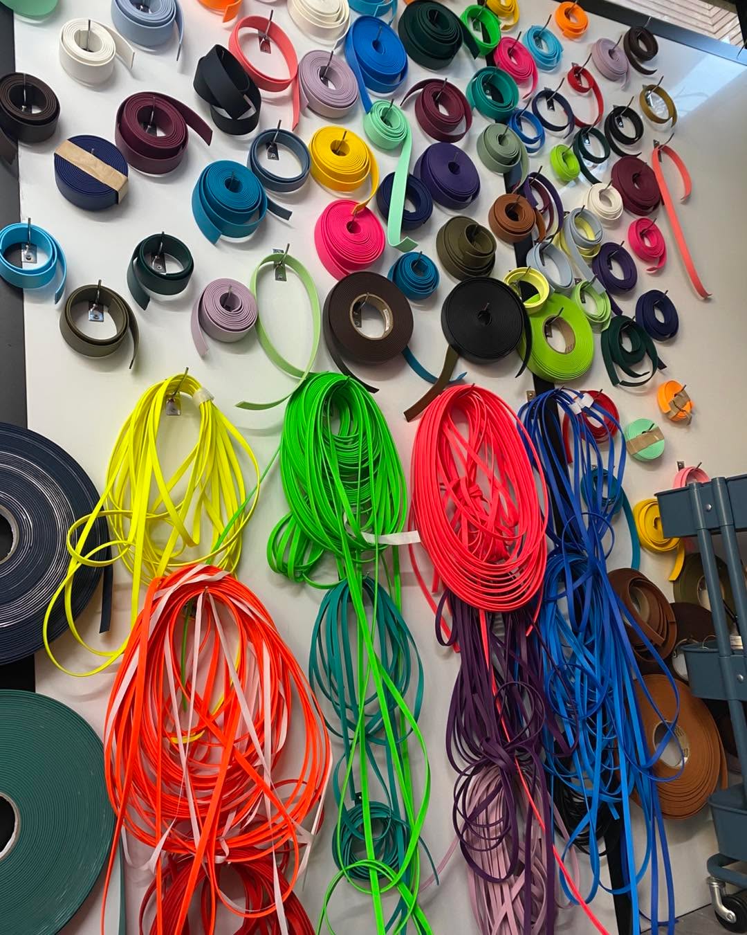 🩷💚❤️🩵🧡💙💛💜🖤🩶🤍🤎
A l’atelier les matériaux sont bruts prêts à être transformés, c’est le principe de la fabrication à la commande, d’où le délai variant de une à 3 semaines en fonction du volume de commandes, mais la patience a du bon, vous recevez des accessoires, faits à la main, en France, spécialement pour vous ! Vive l’artisanat 💕
🩷💚❤️🩵🧡💙💛💜🖤🩶🤍🤎
#lateliereko #artisan #artisane #artisanat #paysdelaloire #madeinfrance #frenchtouch #entrepreneure