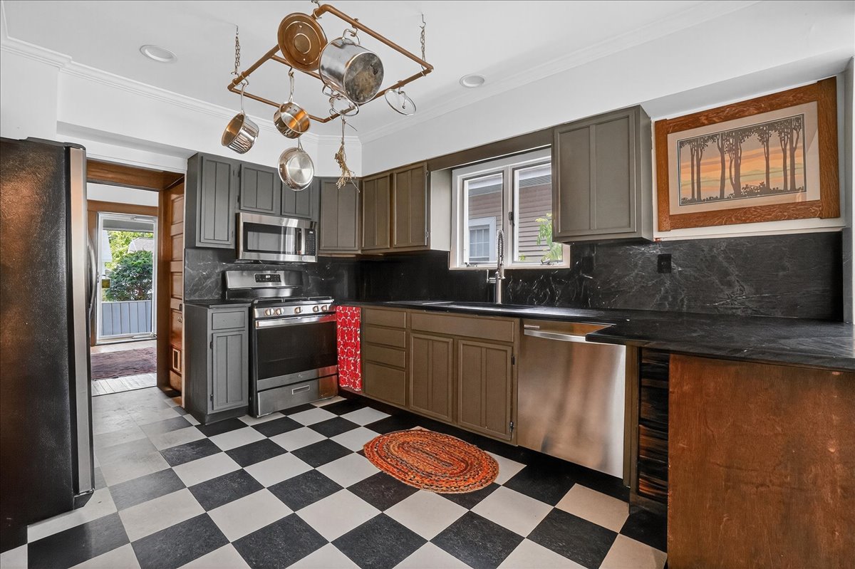 π 1280 Dean Street, Niskayuna, NY 12309
Charming and well-maintained Craftsman in Old Niskayuna, full of character and thoughtful updates!
πͺ΅ Original woodwork, hardwood floors, French doors & stained glass
π₯ Cozy living room with wood-burning fireplace & large windows
π½ Formal dining room with window seats & storage
π₯ Bonus first-floor roomβideal for home office
π³ Renovated kitchen with SS appliances, peninsula, original cabinetry & dining nook
π Three bedrooms, including primary suite with jetted tub & walk-in closet/laundry
π New furnace (β24), roof (β20), washer/dryer (β22), standby generator
π Detached two-car garage with storage loft
πΈ Pollinator gardens & native plants
π« Niskayuna School District
Schedule your showing now!
Link in bio.
Listing by Victoria Romeo
Romeo Team Realty
518-788-8858
License #10491206585