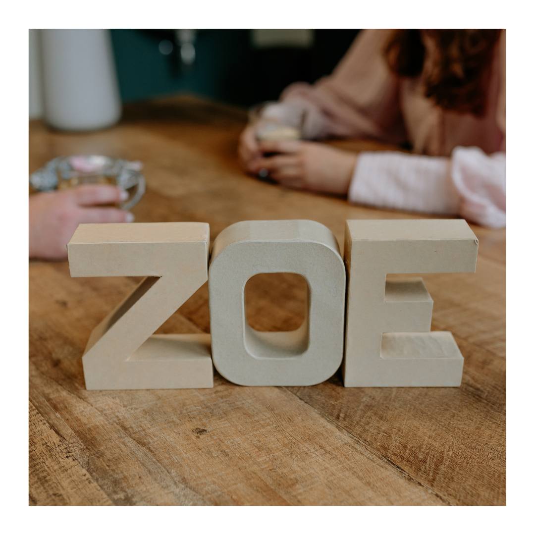 🖤 ZWANGERENPORTAAL 🖤
Wij werken samen met het Zwangerenportaal om jouw zwangerschapservaring nog beter en leuker te maken. Benieuwd waarom? Lees verder en ontdek de voordelen! 🤩
Wat is het Zwangerenportaal?
Zwangerenportaal is een online platform speciaal ontworpen voor zwangere vrouwen en verloskundigen in Nederland. Het biedt een centrale plek waar belangrijke informatie over de zwangerschap, afspraken, en communicatie tussen zwangeren en zorgverleners efficiënt beheerd kan worden.
✨ Waarom Zwangerenportaal? ✨
Altijd Inzicht: Via Zwangerenportaal heb je altijd en overal toegang tot jouw zwangerschapsdossier en de nieuwste updates. Geen papieren rompslomp meer, alles digitaal en overzichtelijk 🗂️ Je kunt al je afspraken en testresultaten inzien en je krijgt reminders (erg handig gezien de zwangerschapsdementie 🤣).
Persoonlijke Begeleiding: Volg jouw zwangerschapsvoortgang week per week en krijg gepersonaliseerde informatie en adviezen afgestemd op jouw situatie🤰🏼
Handige Herinneringen: Mis geen enkele afspraak meer! 😉 Zwangerenportaal stuurt je herinneringen voor al je afspraken en belangrijke mijlpalen en je ziet wanneer wij een document hebben klaargezet zoals bijvoorbeeld je NIPT uitslag.
📱 Hoe werkt het? 📱
1. Aanmelden: Meld je eenvoudig aan bij Zwangerenportaal via onze praktijk. Wij zullen je een link sturen naar het email adres dat jullie hebben opgegeven.
2. Profiel aanmaken: Maak je persoonlijke profiel aan en wij koppelen het aan onze praktijk. Let op: gebruik hetzelfde mailadres én telefoonnummer wat bij ons bekend is, anders kunnen wij jou niet koppelen!
3. Blijf op de hoogte: Ontvang relevante informatie en reminders.
🌟 Voordelen 🌟
Betrouwbaar en Veilig: Al je gegevens zijn veilig en alleen toegankelijk voor jou en voor ons als zorgverlener.
Actuele Informatie: Blijf op de hoogte van de laatste informatie en adviezen rondom zwangerschap en bevalling.
Community: Deel je ervaringen en tips met andere zwangeren binnen een ondersteunende en positieve gemeenschap.
Wat vind jij van het Zwangerenportaal??? ❓
Liefs, Team ZOË
