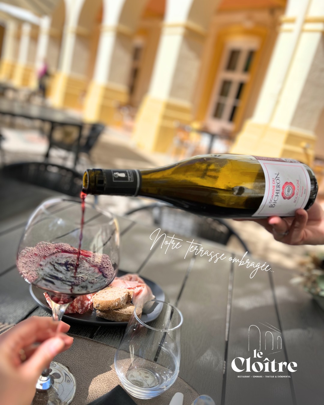 🌞🍴 𝐋𝐞 𝐫𝐞𝐭𝐨𝐮𝐫 𝐝𝐞𝐬 𝐛𝐞𝐚𝐮𝐱 𝐣𝐨𝐮𝐫𝐬... 𝐞𝐭 𝐝𝐞 𝐧𝐨𝐭𝐫𝐞 𝐭𝐞𝐫𝐫𝐚𝐬𝐬𝐞 𝐨𝐦𝐛𝐫𝐚𝐠𝐞́𝐞 ! 🌿✨
Ça y est, le soleil est de retour et notre terrasse ombragée n’attend plus que vous !
Le temps d’un déjeuner, d’un dîner ou d’un café au calme, venez profiter de la douceur des beaux jours dans un cadre verdoyant et apaisant… à deux pas des Thermes. 🍽️🌳😊
👉 Restaurant du Cloître • 1 Parc Thermal à Bourbon-Lancy
☎️ 03 85 89 18 91 ou 📧 cloitre@stbl.fr
#terrasse #beauxjours🌞 #restaurantducloitre #saoneetloiretourisme #route71 #incontournables71 #bourbonlancytourisme #bourbonlancy #charolaisbrionnais #destinationsaonetloire #bourgogne #bourgognefranchecomté