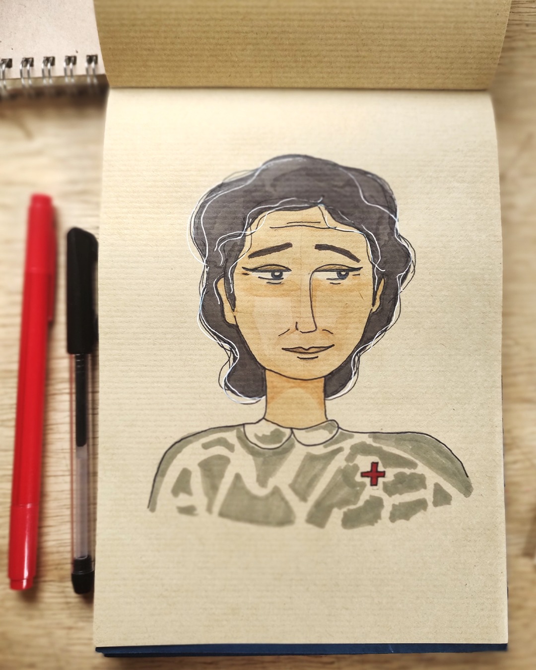 Em meados do Século XIX, pouco restava a fazer para uma mulher de 50 anos, principalmente considerando que a expectativa de vida nem chegava aos 30. Mesmo assim, com todos os filhos e outros parentes alistados na Guerra do Paraguai, a baiana Ana Néri não pensou duas vezes antes de se voluntariar como enfermeira. ❤
Após meio século de vida, tinha início seu maior desafio. Viúva aos 29 anos, Ana fez o que se esperava de uma mulher naquela época: dedicou-se a cuidar e educar seus três filhos. A guerra entrou em sua vida em 1865 quando mandou uma carta ao presidente da província da Bahia oferecendo seus serviços médicos como brasileira, não podendo ser indiferente ao sofrimento de seus compatriotas e, como mãe, não podendo resistir a separação de seus filhos.
A resposta veio alguns dias depois, com o aceite da oferta. As críticas da sociedade também vieram “Só pode estar louca!”, “Guerra é coisa para homens”. Ana ignorou e partiu no dia seguinte, passou 5 anos atuando na guerra, vendo as mais diversas atrocidades, perdeu dois de seus filhos no conflito e mesmo assim seguiu atuando como enfermeira. No final do conflito, ela se fixou no Rio de Janeiro, levando consigo 4 crianças órfãs para criar.
Ana entrou para a história como nossa primeira enfermeira de guerra e foi indicada como precursora da cruz vermelha ⛑ em território nacional. Em 2009 recebeu uma justa homenagem ao ser a primeira mulher a entrar para o Livro de Heróis e Heroínas da Pátria. 📖
#AnaNéri #HeroínaBrasileira #EnfermeiraDeGuerra #GuerraDoParaguai #CoragemEFé #galeriaextraordinaria
#diainternacionaldaenfermagem