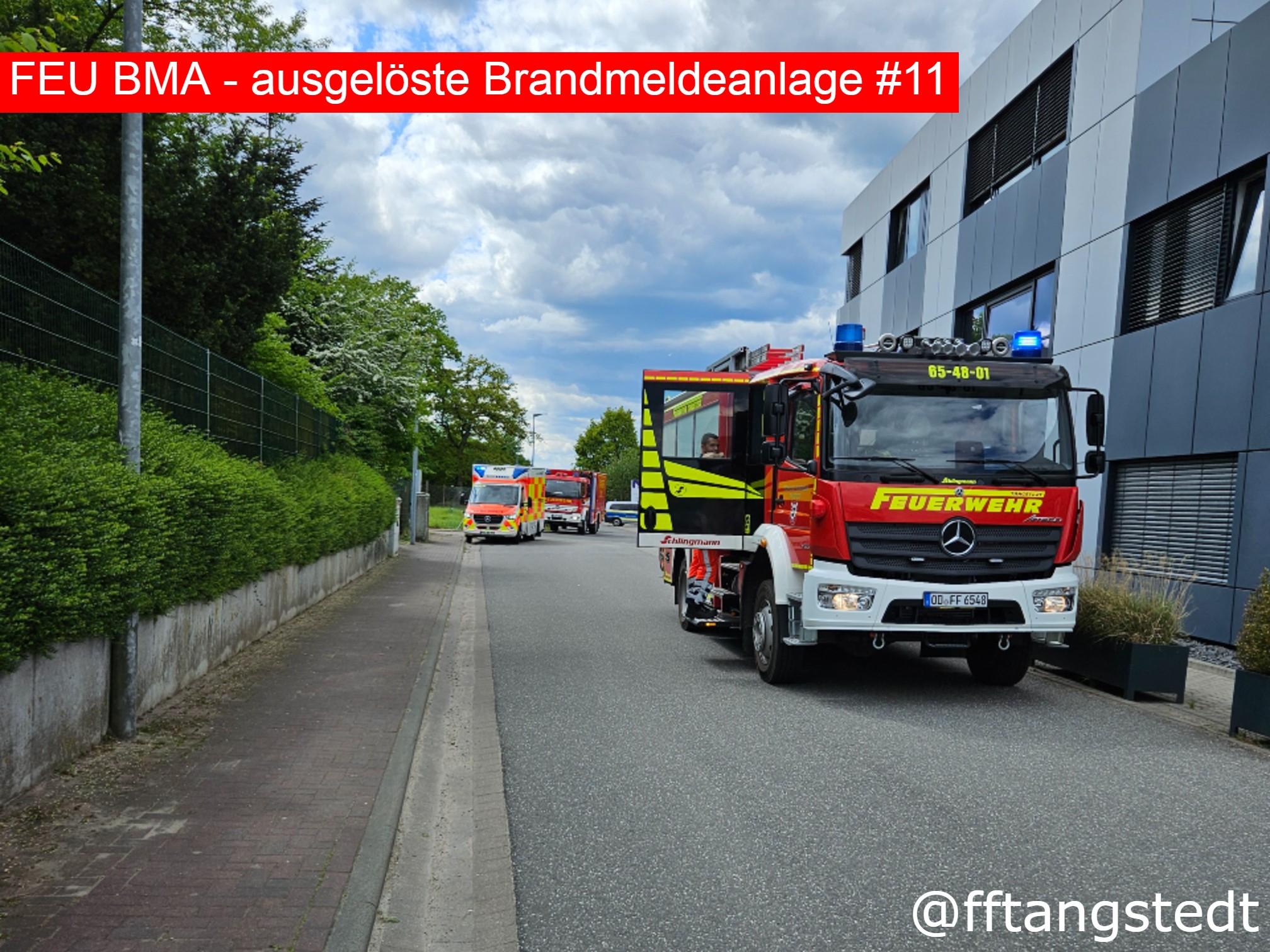 🚨 Nr. 11/2025
📆 08.05.2025, 13:58 Uhr
📟 FEU BMA - ausgelöste Brandmeldeanlage
🌐 OT Wilstedt / Bäckerbarg
⚠Wir wurden in das Einsatzgebiet unserer Kameraden der FF Wilstedt alarmiert. In einem Objekt hatte die Brandmeldeanlage ausgelöst. Vor Ort eingetroffen konnten wir bereits nach kurzer Zeit die Einsatzstelle verlassen, da es sich offensichtlich um einen Fehlalarm handelte. Nach knapp 20 Minuten waren wir wieder einsatzbereit an der Wache.
Alarmierte Kräfte: FF Tangstedt, FF Wilstedt, RTW RKiSH, Polizei
👍🏼Like=Vielen Dank an die Einsatzkräfte🧑🏼🚒🧑🏼🚒
Alle Einsätze findest du hier:
https://www.feuerwehr-tangstedt.de/einsaetze-2025
#feuerwehr #firefighter #freiwilligefeuerwehr #ehrenamt #retterherz #blaulicht #blaulichtfamilie #fireandrescue #einsatz #alarm #atemschutz #feuer #technischehilfeleistung #einsatzfahrzeug #löschfahrzeug #notruf #instagram #insta #instagramreels #reelsinstagram #reelsofinstagram #instagramreel #reels #kreisstormarn #schleswigholstein #feuerwehr #tangstedt