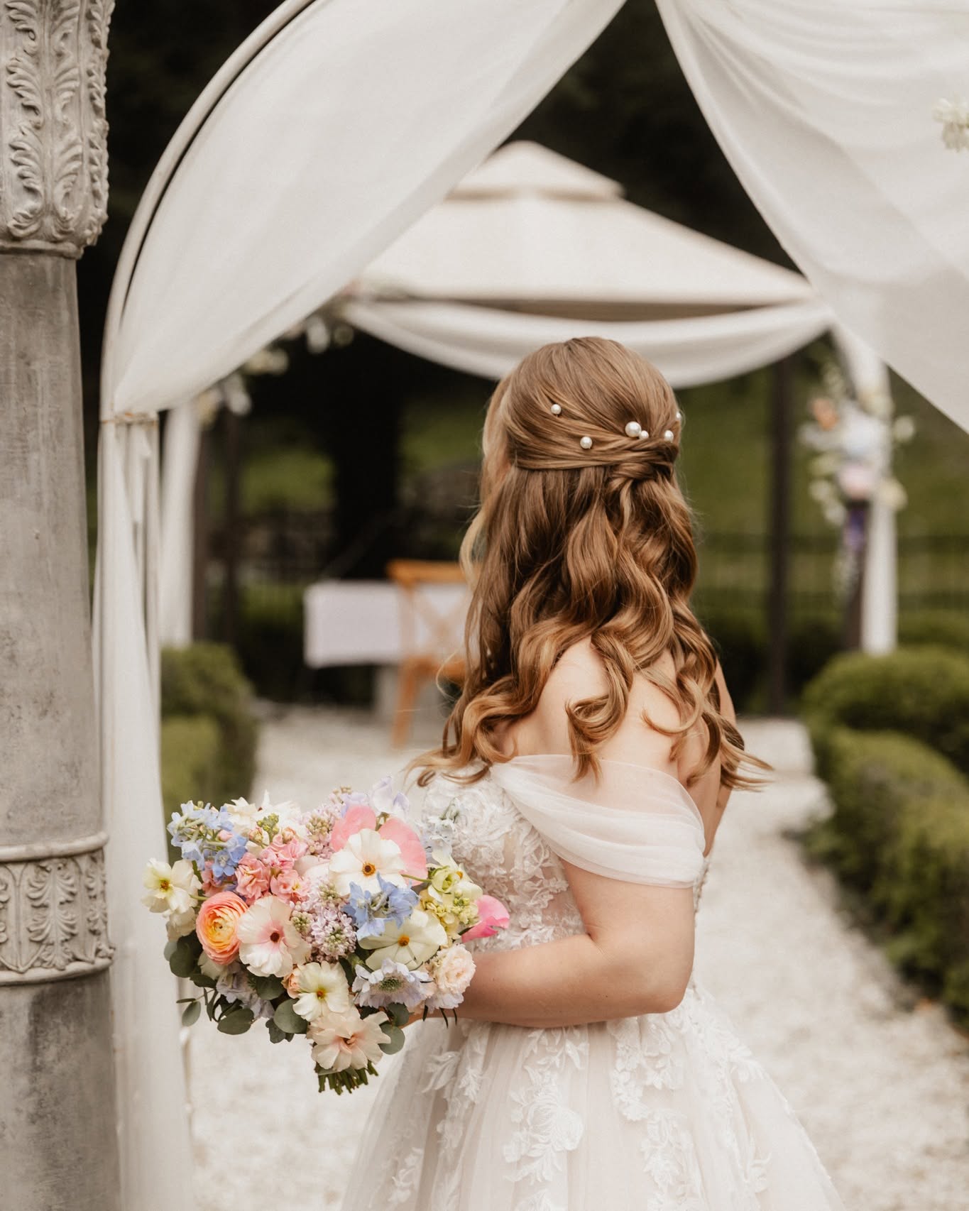 💄 Der Probetermin – dein erstes JA zu dir selbst
Bevor du vor den Altar trittst, gibt es einen Moment, der oft unterschätzt wird, aber so viel bedeutet: Der Probetermin für dein Brautstyling.
Es ist der Tag, an dem du nicht nur Frisur und Make-up ausprobierst – sondern vor allem beginnst, dich in deiner Brautrolle wirklich zu sehen.
Du darfst träumen, ausprobieren, sagen: "Das bin ich." Oder auch: "So nicht." – ohne Druck, ganz entspannt.
✨ Was du beim Probetermin erwarten darfst:
– Individuelle Beratung abgestimmt auf dein Kleid, deine Wünsche & die Art der Hochzeit
– Verschiedene Varianten deiner Frisur (z. B. hochgesteckt, halb offen, mit oder ohne Schleier)
– Make-up zum Testen auf Hauttyp, Lichtverhältnisse & Tragekomfort
– Feinabstimmung mit Accessoires, Blumen, Haarschmuck oder Schleier
💡 Warum ein Probetermin Gold wert ist:
– Du hast Sicherheit und gehst entspannter in deinen Hochzeitstag
– Du lernst deine Stylistin kennen und baust Vertrauen auf
– Du siehst frühzeitig, was dir wirklich steht – und was nicht
📸 Viele Bräute sagen nach dem Probetermin: "Jetzt wird es real."
Und genau so soll es sein: voller Vorfreude, mit einem Lächeln – und dem Gefühl, bestens vorbereitet zu sein.
🕊️ Vereinbare rechtzeitig deinen Probetermin – und lass den Zauber beginnen.
#ProbeterminBraut #Brautstyling2025 #VertrauDeinemLook #Hochzeitsvorbereitung #BeautyMitHerz #Brautmoment #SicherheitAmHochzeitstag