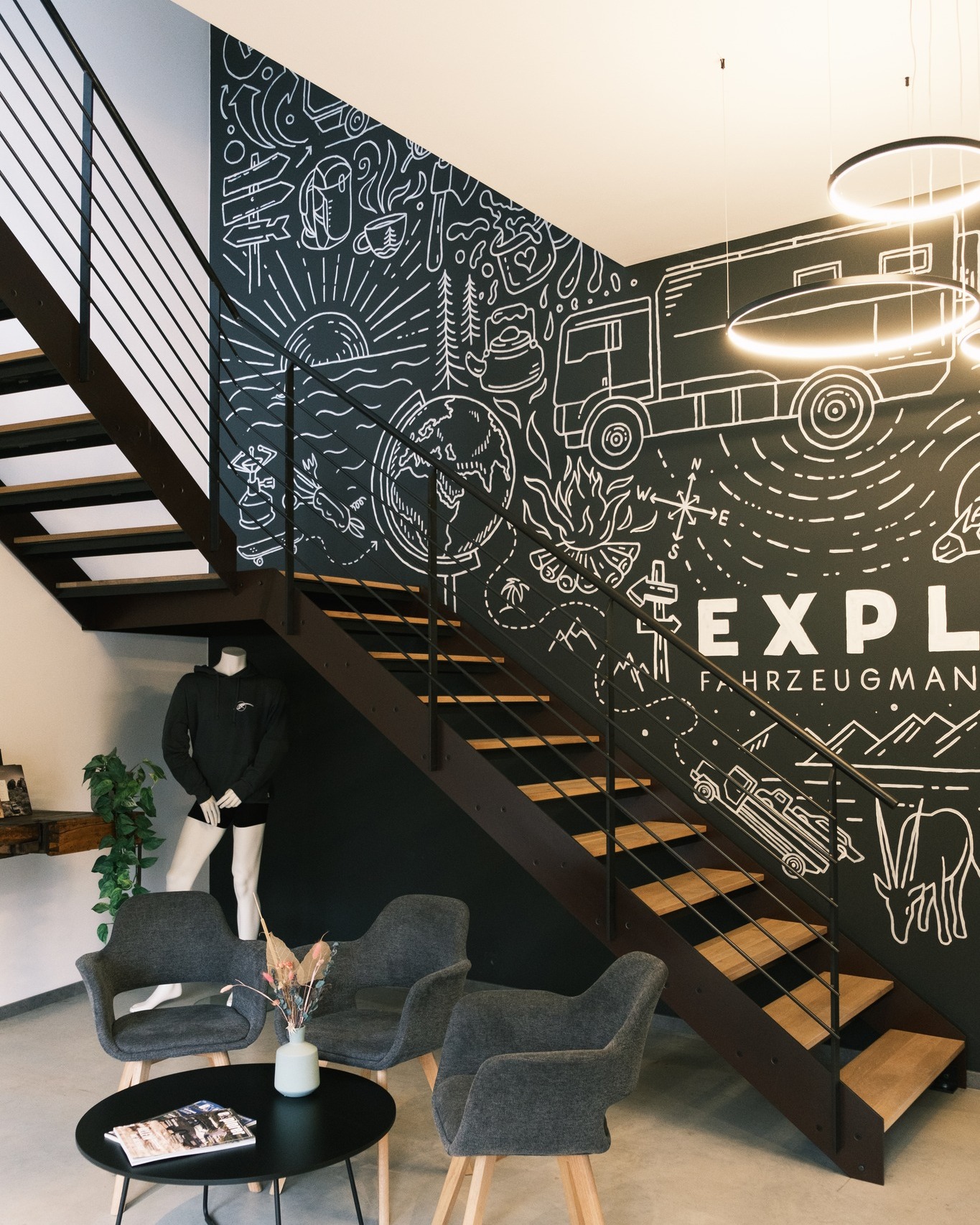 🪜 Treppe aus Stahl und Holz.
Filigran. Stabil. Zeitlos.
#teamgast #handwerk #stahlbau #metallbau #treppenkonstruktion