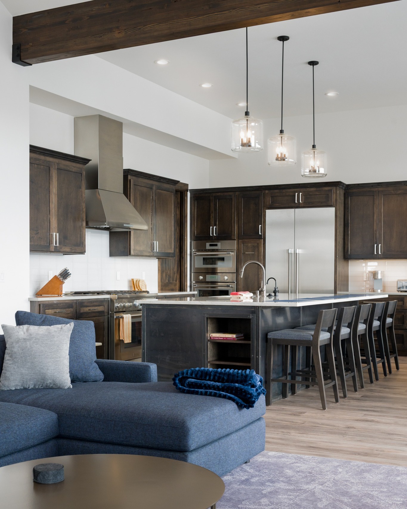 Enjoying the cozy vibes, the kitchen layout, another great job by @bwdconstruction!
.
.
#whitewalls #interiordesign #interiors #production #marketing #lovewhatyoudo #kitchendesign #cozy