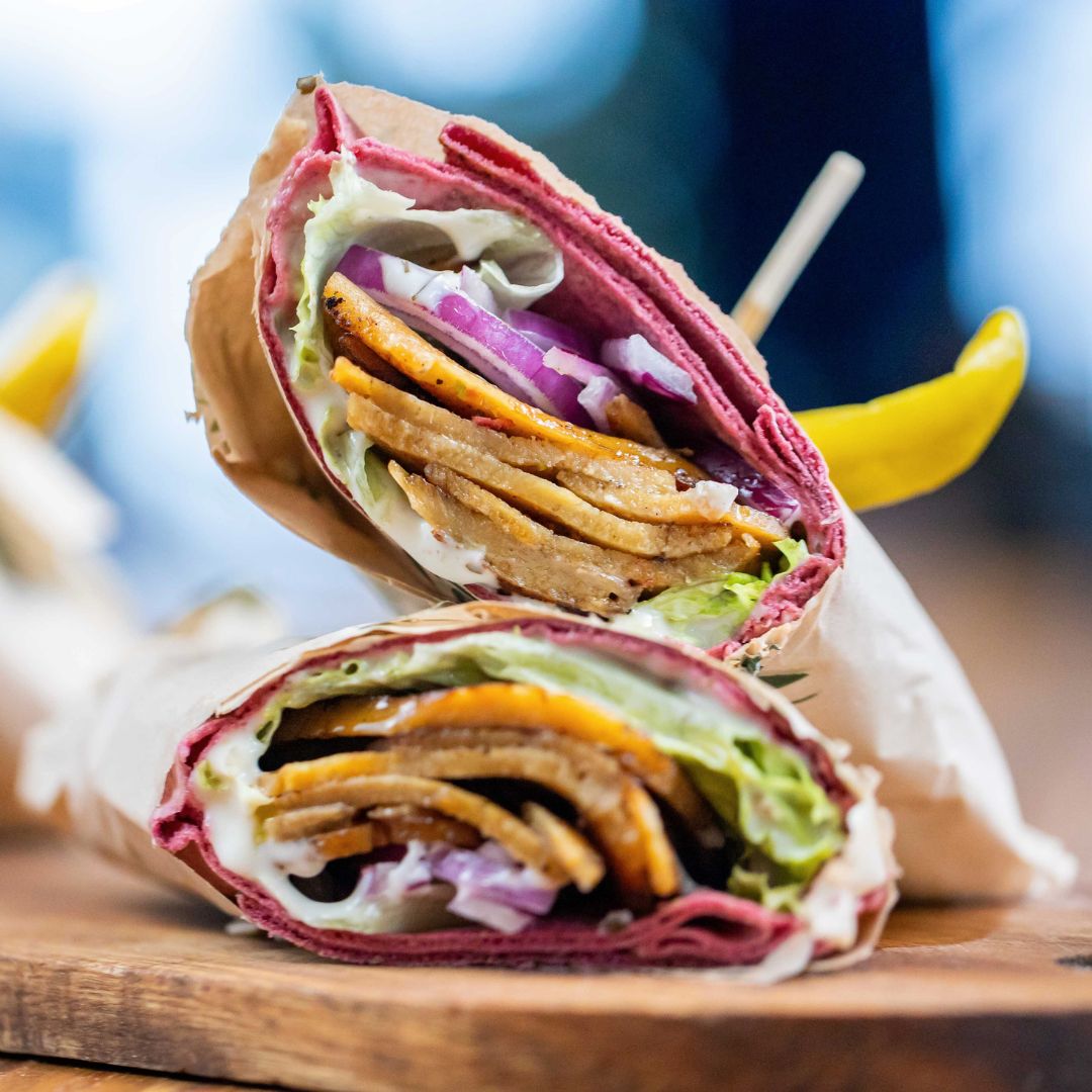 FEEL GOOD!
Achter de schermen zijn wij druk bezig met de planning van 2025. Je gaat ons op ontzettend veel festivals vinden dit jaar. Neem maar eens een kijkje, want er staat al veel op https://www.bakblik.eu/agenda, en er komt nog meer bij!
De eerste datum moet je echt alvast in je agenda schrijven: de @feelgoodmarket in Eindhoven op zondag 16 maart. Vrije toegang, en dè kans om onze nieuwe TukTuk te bewonderen en een heerlijke vegan kebabwrap te eten!
p.s. wist je dat we ook in te huren zijn voor bedrijfsfeesten, bruiloften en andere feesten? Check de website en neem contact met ons op over de mogelijkheden! https://www.bakblik.eu/catering