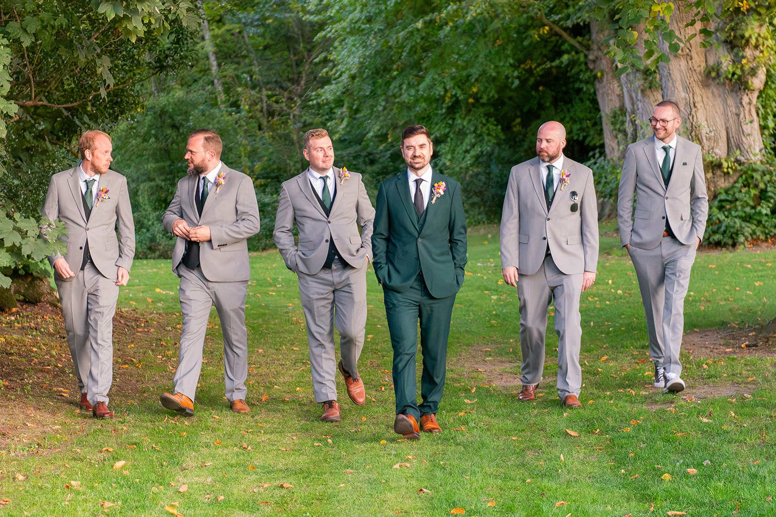 🕶️👔 Groomsmen Channeling Reservoir Dogs 🎩
Dressed in sleek suits and ties, this squad brought some serious style to Chris and Rosie’s wedding. A timeless shot that blends cinema cool with wedding elegance—proving that some moments are just too cool to forget. 🖤
@thebarnatavington
@staceypageweddings
#ReservoirDogs #GroomsmenGoals #WeddingVibes #SquadGoals