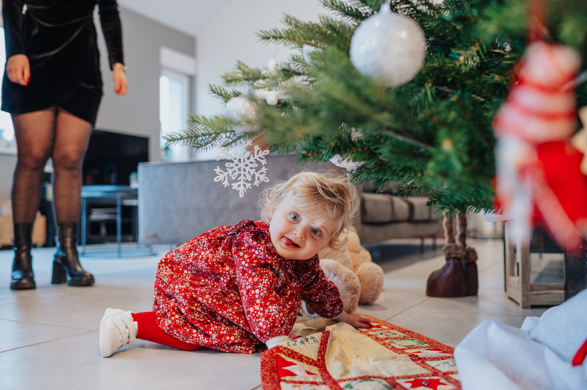 Juste avant la nouvel année j'ai pu livrer cette dernière séance photo de Noël, réalisée à domicile quelques jours avant Noël.
Un couple que je suis depuis leur mariage et que j'adore revoir au fil des années. J'aime beaucoup arriver chez eux et voir mes photos au mur! C'est une impression de devoir accompli qui est très satisfaisante :D
J'espère que ces quelques clichés vous plairont. J'en profite pour vous souhaiter à tous une très bonne année 2025 !
#lifestyle #famille #seancephoto #nikon #photographerluxembourg #miniséancephoto #moselle #portraitprofessionnel #frenchphotographer #photographegrandest #minisession #portrait #séancephotocouple #photographelorraine #portraitiste #christmas #noël #séancephotodenoel