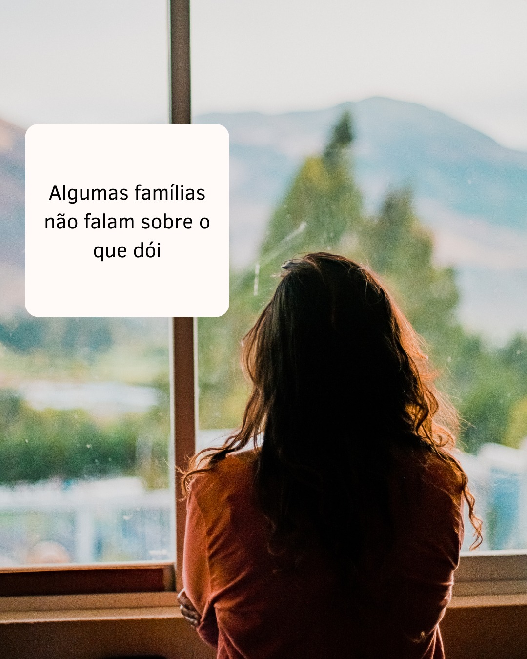 Em muitas casas, o não dito se torna herança.
Guardamos no peito:
Lágrimas que nunca rolaram.
Verdades que ficaram presas na garganta.
Uma solidão que vestimos de independência.
Mas e se você pudesse desembrulhar esses silêncios?
E se encontrasse um lugar onde:
O choro é permitido (e acolhido).
O medo pode ser nomeado (sem julgamento).
A solidão vira ponte (não armadura)?
A terapia é esse espaço.
Onde sua voz, enfim, encontra seu lugar.
Vamos começar essa conversa? 💬
#TerapiaQueLiberta #VozParaOSilêncio #CuraEmocional"