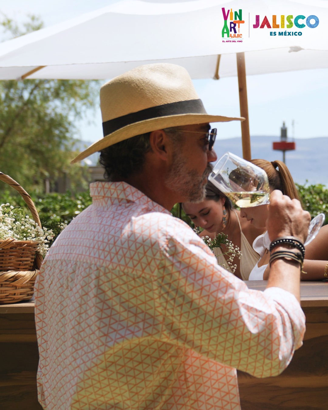 ¡El tiempo vuela (y los precios suben)! 🍷
Solo quedan 16 días para aprovechar la segunda etapa de venta 🎟 https://bit.ly/vinart
Disfruta como él: con copa en mano, buena vibra y frente al lago.
📍 Ubicación: Nimue , Paseo de la Huerta #57, Col. La Floresta, Ajijic, Chapala, México.
🗓 24 y 25 de Mayo, 2025.
VinArt 2025 – El arte del vino.
¿Ya tienes tu boleto? 🥂
#VinArt2025 #FestivalVinart #ElArteDelVino #SegundaEtapa #Ajijic #CulturaDelVino #VinoMexicano #BrindemosJuntos