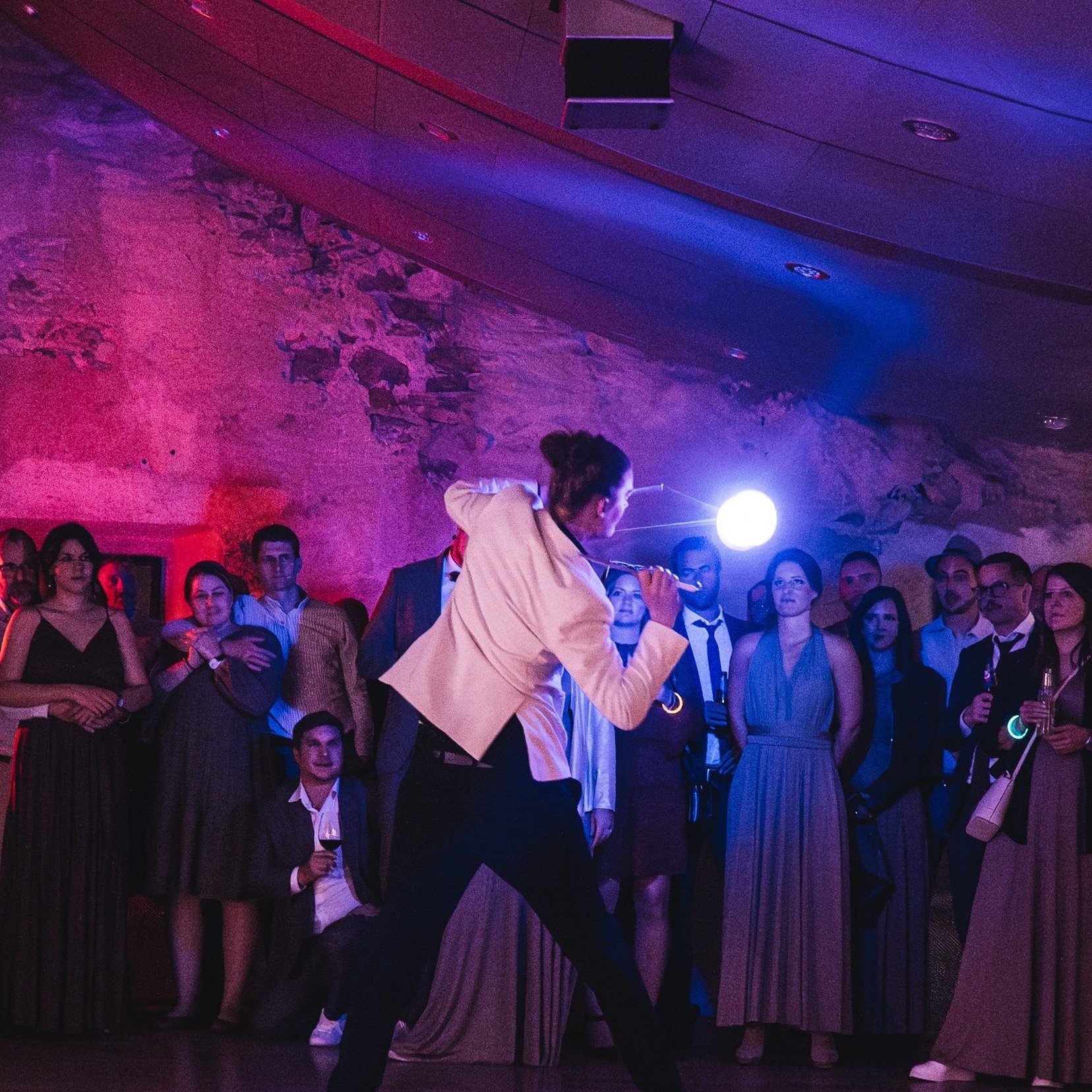 Des performances de diabolo lumineux adaptées à tous vos événements !📷 Mariage Vreny - @studio.vorben
.
.
.
.
.
.
.
.
#janhimself #ilovemyjob #swissartist #swissevent #event #swisswedding #swissanimation #lightartist #ledperformer #leddancer #LED #ledart #flowarts #flowtoys #light #pyroterra
