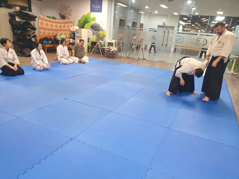 Announcement:
Schedule change for the new year of the serpent 🐍
Monday 20.00-21.30 Iaido/Jodo
Friday 20.00-21.30 Aikido
Saturday 18.00-19.30 Aikido
Training sessions will start again on 10/02/2025
4th Floor 71 Nguyên Chi Thanh, Ba Dinh
Thông báo:
Thay đổi lịch tập cho năm mới của con rắn 🐍
Thứ Hai 20.00-21.30 Iaido/Jodo
Thứ Sáu 20.00-21.30 Aikido
Thứ Bảy 18.00-19.30 Aikido
Các buổi tập sẽ bắt đầu lại vào ngày 10/02/2025
Tầng 4, 71 Nguyên Chí Thanh, Ba Đình, Hanoi
#aikikai #martialartslife #iaijutsu #jojutsu #vietnam #hanoi #jodo #iaido #japanesemartialarts #martialarts #bushido #osensei #ueshibamorihei #ueshiba #aikidoka #aikidoaikikai #aikido #budo