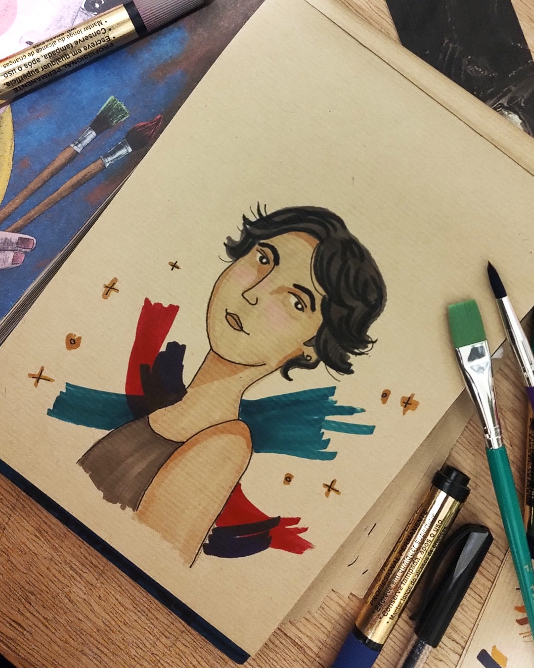 Anita Malfatti foi uma pintora, desenhista e gravurista brasileira, considerada uma das figuras mais importantes e pioneiras do movimento modernista no Brasil.
Educada em arte na Alemanha e nos EUA, ela foi influenciada por correntes artísticas como o expressionismo e o cubismo, que romperam com os padrões acadêmicos tradicionais. Em 1917, fez um exposição onde apresentou obras inovadoras e ousadas para a época. Apesar de receber duras críticas, especialmente de Monteiro Lobato, que condenou sua estética moderna, a exposição foi um marco na arte brasileira, abrindo caminho para a renovação cultural que culminaria na Semana de Arte Moderna de 1922.
Como uma das principais precursoras do modernismo no Brasil, Anita Malfatti desempenhou um papel essencial ao desafiar os padrões artísticos conservadores e introduzir novas formas de expressão. Sua coragem e originalidade influenciaram uma geração de artistas e intelectuais. Além de sua contribuição artística, Anita ajudou a consolidar a ideia de uma arte brasileira mais livre e conectada às tendências internacionais, marcando a história cultural de nosso país.
#AnitaMalfatti #ModernismoBrasileiro #SemanaDe22 #ArteModerna #MulheresNaArte #ArteRevolucionaria #PatrimonioCultural #ExpressionismoBrasileiro #PioneirasNaArte #ArteNoBrasil #CulturaBrasileira #RenovacaoCultural #ArteBrasileira #ModernArt #HistoriaDaArte #LegadoCultural #MulheresArtistas #galeriaextraordinaria