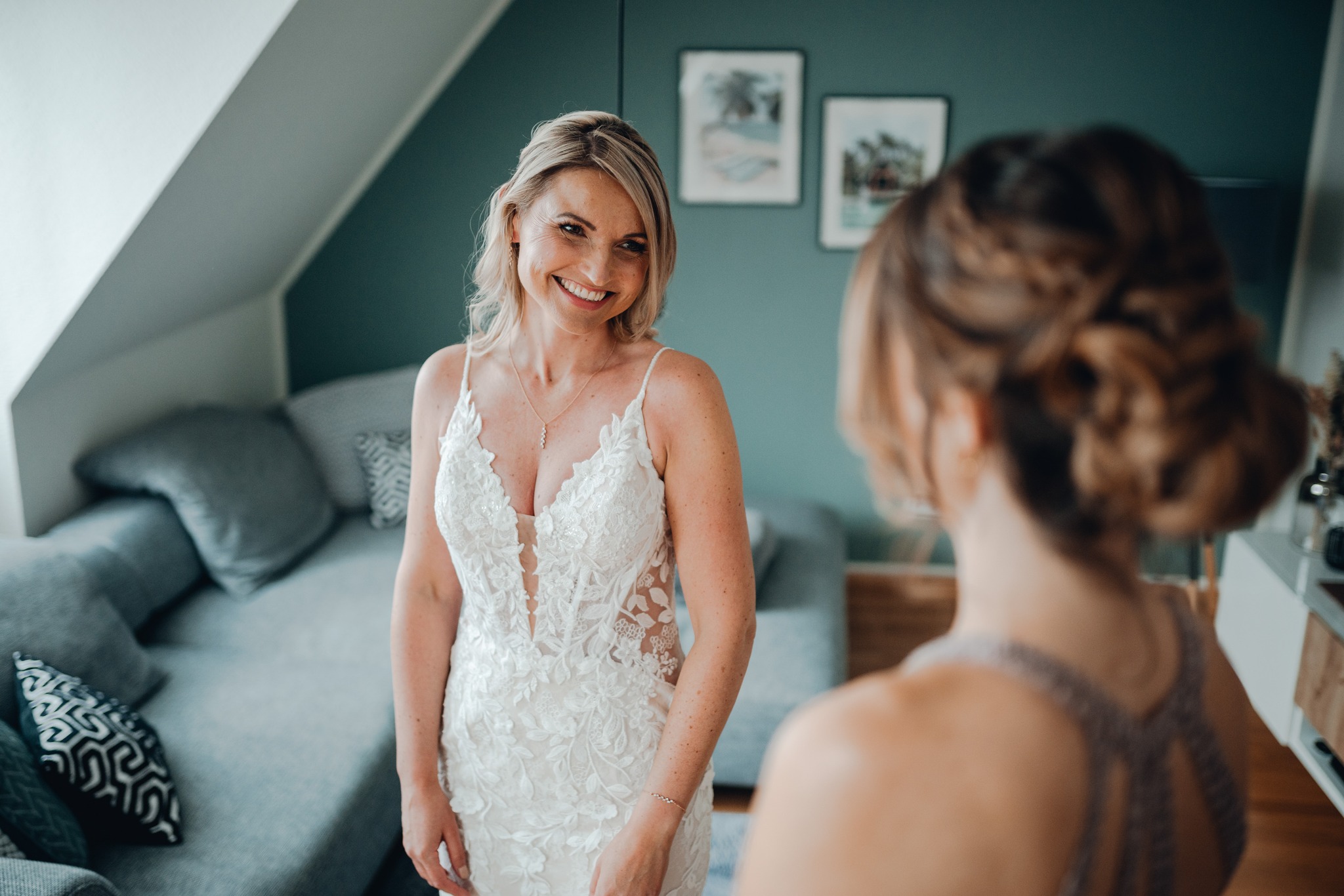 Getting Ready Time 😍
Mariola & Jens konnte ich in Düsseldorf ganztägig begleiten & ich bin so glücklich für das jahrelange Vertrauen von den beiden.
Damals noch als Trauzeugin auf einer ebenso wunderschönen Hochzeit kennengelernt & ein paar Jährchen später.. dann das Revival 👰🏼♀️ 😉 🙏🏼
Euch als Ruhepol an eurem Hochzeitstag fotografisch zu begleiten, dafür bin ich so dankbar ❤️
Make-Up Artistin 🖌️: @melanie.alwaysandforever
#herbsthochzeit #hochzeitherbst #hochzeitsfotograf #hochzteitgettingready #hochzeitsfotografnrw #hochzeitsfotografie #hochzeit #hochzeitstag #hochzeit2026 #wirheiraten2025 #hochzeitsplanung
#instabraut #hochzeitsshooting #bridetobe #braut2026
#hochzeitsreportage #baldbraut #bridetobe2027 #bridetobe2026 #wirheiraten2026 #hochzeitimruhrgebiet #hochzeitruhrpott #landhausfreemann #heirateninduesseldorf #hochzeitsfotografdüsseldorf