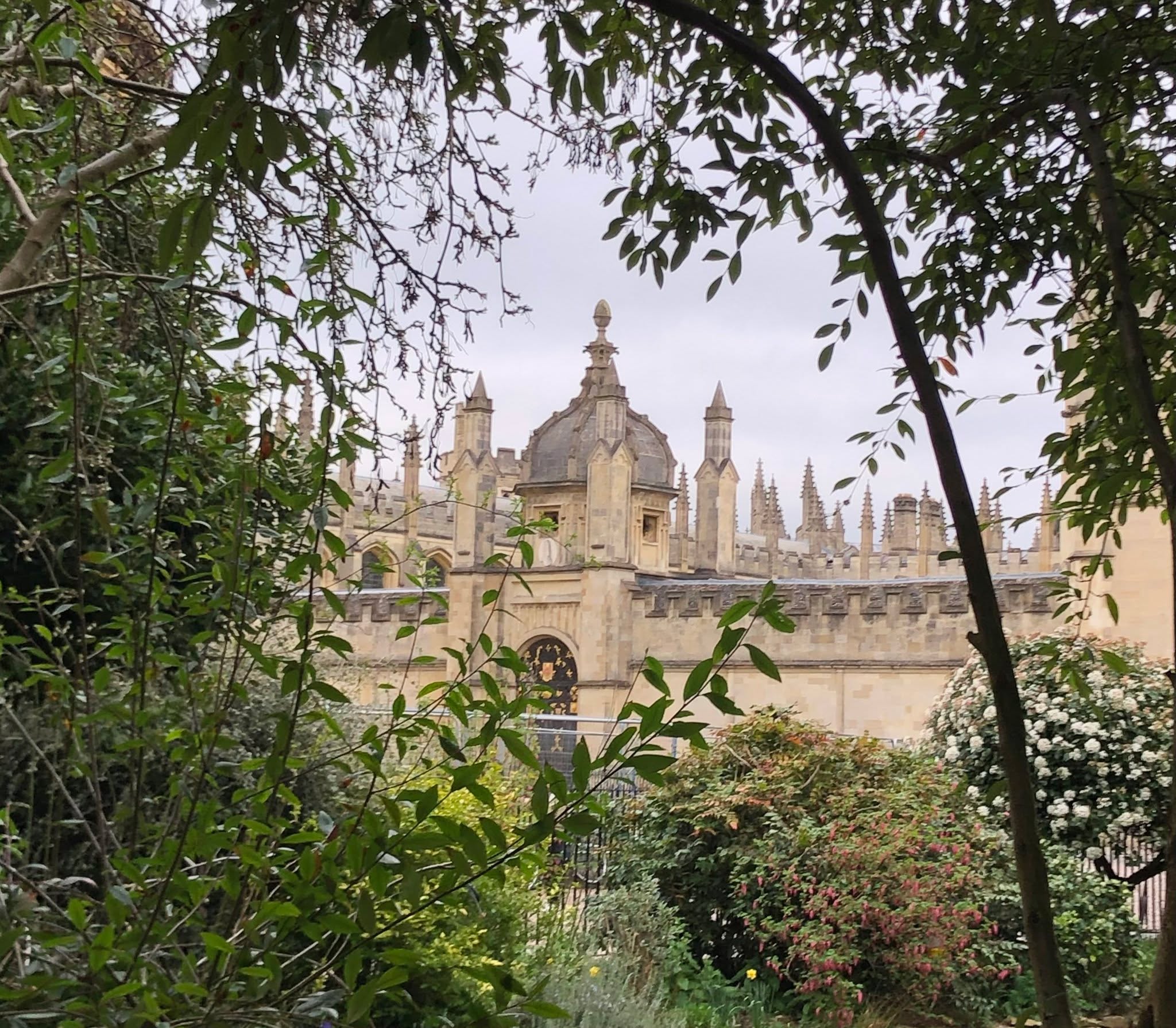 All Souls College in Oxford, completed by Nicholas Hawksmoor in 1734. The college was already nearly 300 years old by then. Looks pretty good nearly 300 years later. There are great stories about this college - DM for a top tour.
#offbeatcotswolds #bluebadgeguide #bluebadgeguides
#britainsbestguides #allsoulscollegeoxford #oxford
#explore_britain_ #traveling_uk
#photosofengland #instabritain #europetravel