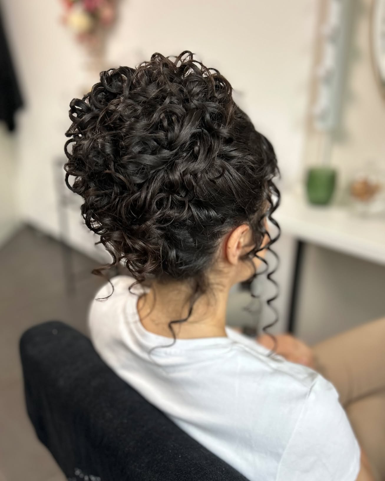 💫 Hochsteckfrisur mit Wow-Effekt! 💫
Diese kunstvolle Locken-Hochsteckfrisur ist ein echter Blickfang – perfekt für deinen besonderen Anlass!
Ob Hochzeit, Verlobung oder elegante Abendveranstaltung – dieser Look bringt deine natürliche Haarstruktur wunderschön zur Geltung und bleibt dabei den ganzen Tag in Form. 💍✨
💡 Tipp: Ideal auch für Bräute mit lockigem Haar, die ihren Stil elegant & authentisch zeigen wollen.
Bereit für deinen großen Auftritt? 💖
#Lockenliebe #Hochsteckfrisur #WeddingHair #ElegantUndNatürlich #stylingmitliebe