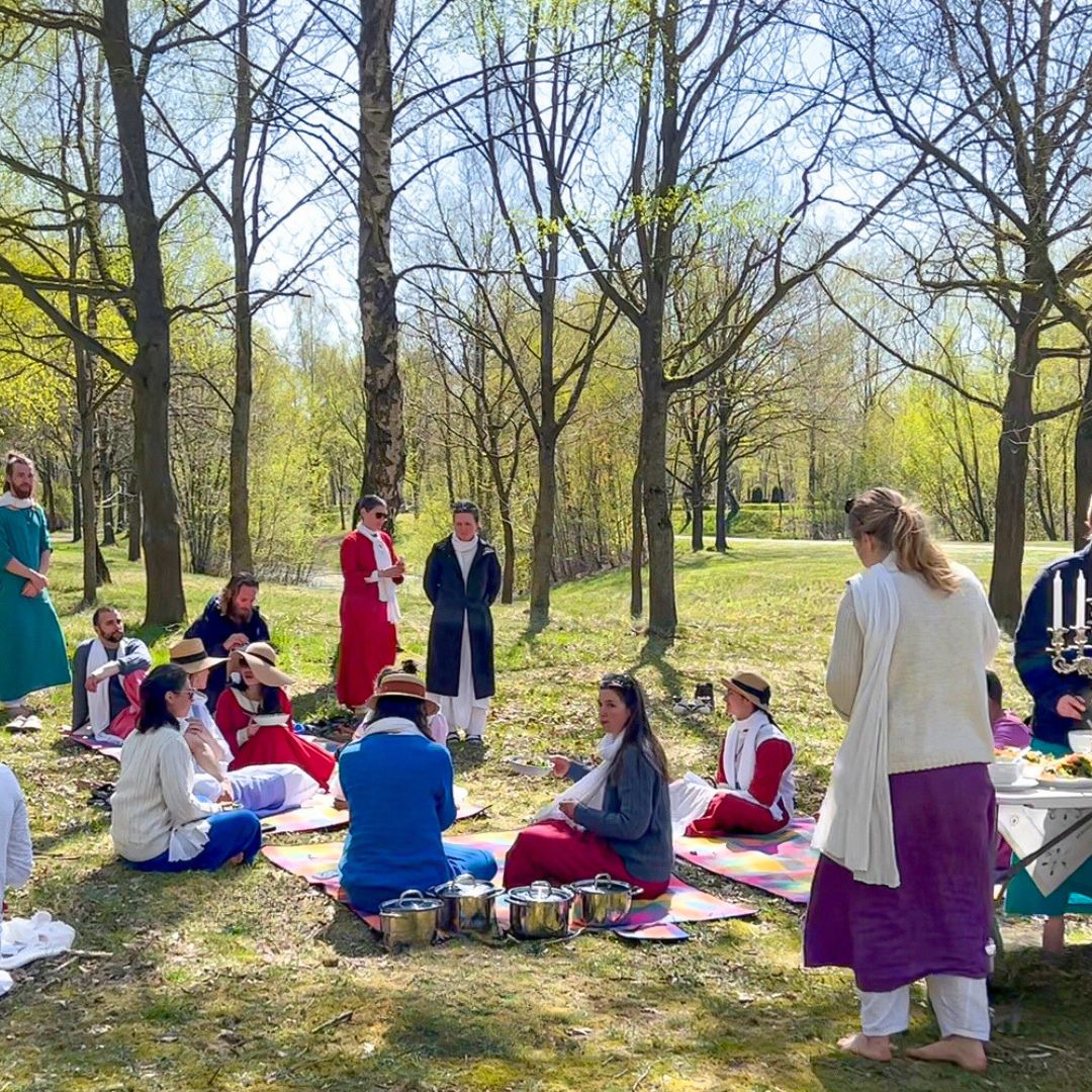 "Before I came to Divinya, I wasn’t aware of how much beauty surrounds me. To more and more see the beauty and focus on that, is one major eye opener for my life. A wonderful enrichment of my inner world and a great gateway to peace."
- Michael, community member
#divinya #spiritualcommunity #newparadigm #sangha #consciousnessshift #ecospirituality #innerpeace