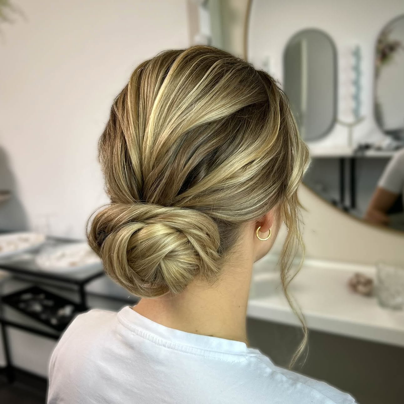 ✨ Updo – die Kunst der Hochsteckfrisur
Elegant, zeitlos und unglaublich wandelbar: Updos sind mehr als nur Frisuren – sie sind echte Statements.
Ob klassisch streng, verspielt geflochten oder locker mit fallenden Strähnen – eine Hochsteckfrisur verleiht deinem Look sofort eine besondere Ausstrahlung.
💍 Für Bräute ist ein Updo oft die perfekte Wahl:
– hält den ganzen Tag
– wirkt edel und festlich
– bringt Gesicht & Kleid wunderschön zur Geltung
– lässt sich ideal Haarschmuck kombinieren
💡 Besonders beliebt 2025:
– Soft Updos mit lockerer Struktur & leichten Wellen
– Flecht-Elemente für einen romantischen Look
– Minimalistische Chignons für moderne Bräute
– Texturierte Knoten für Tiefe und Dimension – besonders bei gesträhntem Haar
📸 Ein Updo ist die perfekte Bühne für deinen Schmuck, streckt den Hals und die Rückansicht deines Kleids kommt zu Geltung.