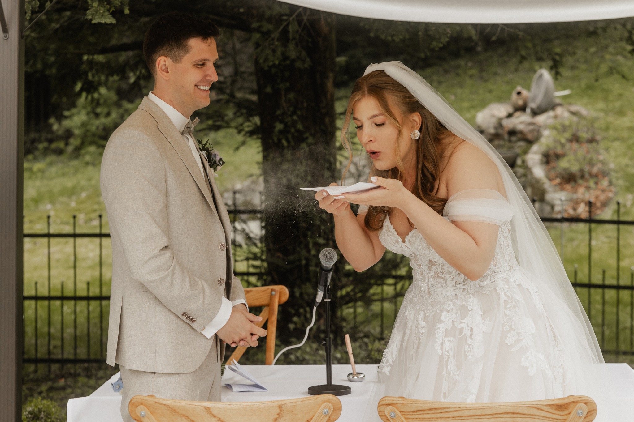 ❤️ Lange Liebe – leise, stark und tief verwurzelt
Es sind nicht immer die großen Gesten, die eine lange Beziehung ausmachen. Es ist das Wissen, wer der andere ist.
Die leisen Momente.
Das Lachen über alte Witze.
Das gegenseitige Aushalten – in Höhen und Tiefen.
Eine lange Beziehung ist nicht perfekt.
Aber sie ist gewachsen. Echt. Voller Tiefe.
Sie hat Raum für Entwicklung, Fehler, Neubeginn. Und genau das macht sie so stark.
💬 "Ich liebe dich" klingt nach 10, 15, 20 Jahren vielleicht anders – aber es wiegt mehr.
Eine Hochzeit nach vielen gemeinsamen Jahren ist kein Anfang – sondern ein bewusstes Weitergehen.
Mit allem, was war. Und allem, was noch kommt.
🕊️ Für alle Paare, die nicht nur gemeinsam feiern, sondern gemeinsam gelebt haben.
Ihr seid das wahre Fundament der Liebe.
#LangeBeziehungen #GemeinsamStark #ZeitloseLiebe #EchteGefühle #Verwurzelt #BrautpaarMitGeschichte #HochzeitNachJahren #liebediebleibt