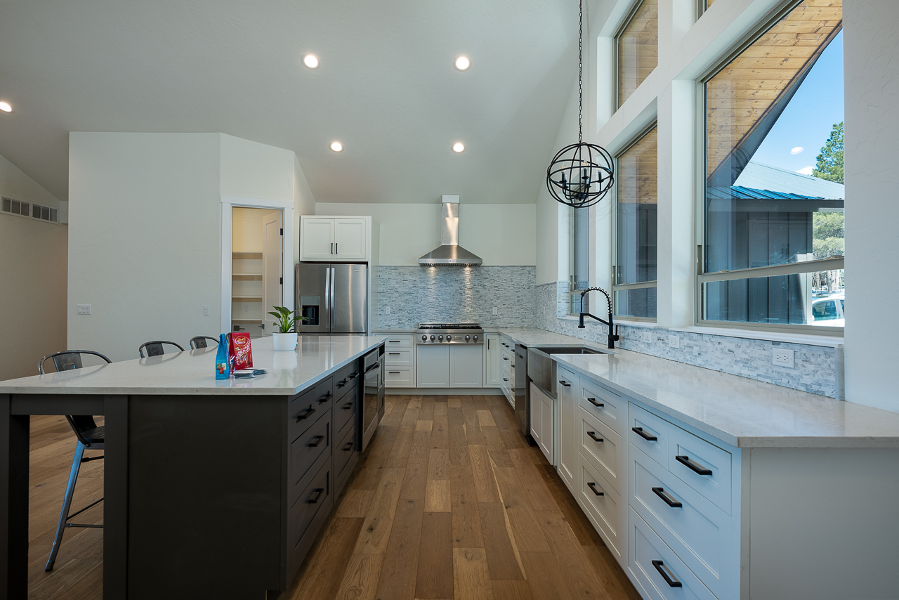 Matte black accents meet soft whites and warm wood floors— contrast creates harmony
.
.
#kitchen #kitchendesign #home #kitchenlayout #matteblack #modernmountainhome #kitchenlife #interiordesign #joncahillphoto #marketing #customhome #customdesign