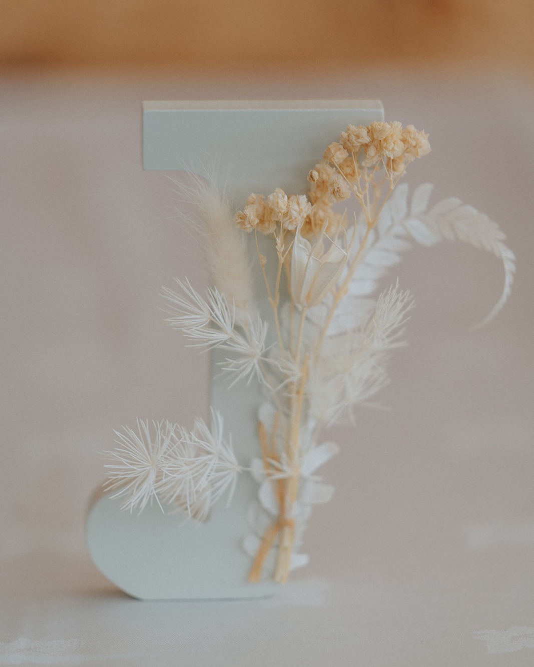 Pas besoin d’en faire trop pour marquer les esprits.
Quelques lettres en bois, des fleurs séchées soigneusement choisies… et une jolie symbolique. 🌿
Ces compositions ont été créées à l’occasion d’un moment fort : le baptême de la petite Joana et les noces d’or de ses grands-parents. Deux générations célébrées autour d’une même table, décorée avec amour.
Un doux mélange de poésie et de tendresse, comme on les aime chez @atelieronzejuillet 💛
#baptême #nocesdor #fleurssechees #décoémotionnelle #atelieronzejuillet #papeteriepersonnalisée #décorationpersonnalisée #lettresenbois
📍@quintadacavada
📸 @yes_storytellers