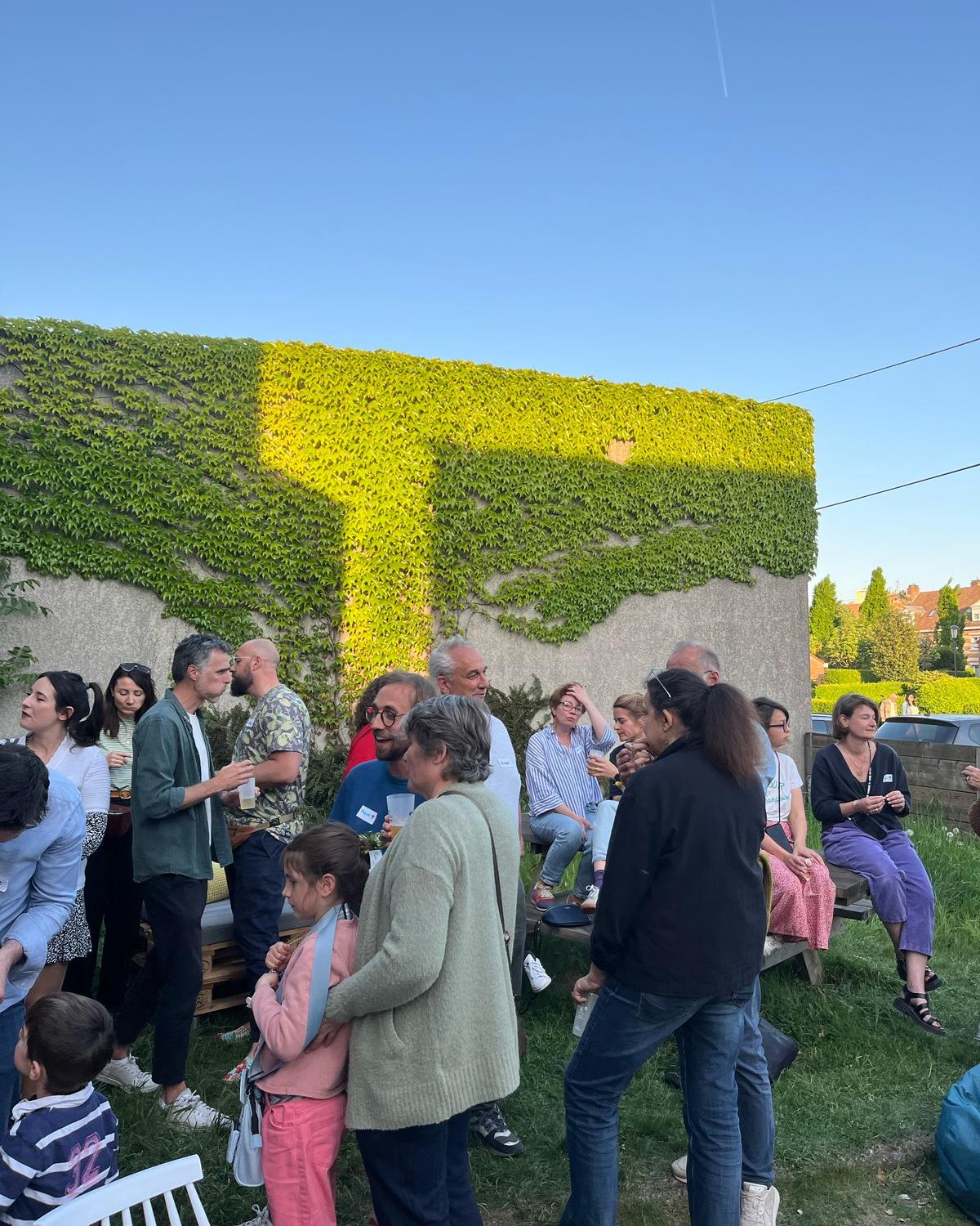 Mardi, on s'est juste écoutés 💭
On avait prévu l'apéro du futur, et des animations pour se projeter ensemble sur demain.
Et puis le soleil nous a appelés. Les apéros des beaux jours, sans prise de tête, où on se laisse juste aller. ☀️
Alors on a écouté nos cœurs, on a profité, les uns avec les autres, de la simplicité du moment.
Au final, créer le futur, c'est aussi savourer l'instant présent.
Et se questionner sur ce qui est essentiel aujourd'hui, et qu'on veut garder demain.
Être ensemble, écouter nos envies, agir en toute simplicité.
D'ailleurs, on se retrouve prochainement à l'apéro de l'Altercité le 16 mai et à l'apéro des innocents à la Soufflerie le 27 mai 🩷
Rendez-vous sur l'agenda pour te joindre à nous !