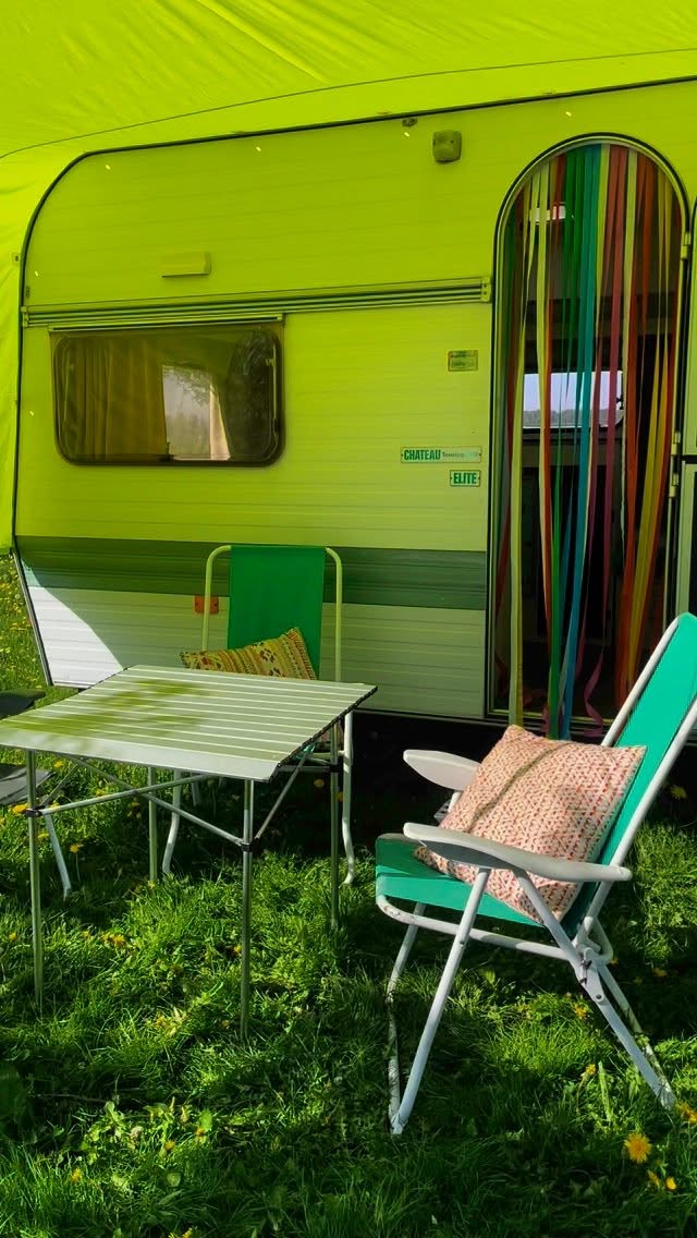 Onze nieuwe caravan Polly (ze is gereïncarneerd) is klaar voor de zomer en wacht op jou! Voor 2 personen, met echt en lekker bed, en verder van alle gemakken voorzien. We gaan zelfs nog een vlondertje maken zodat je altijd droge voeten hebt, binnen en buiten ☺️
Boeken kan via de website! Wees er snel bij want de zomer zit al lekker vol. Tot snel!