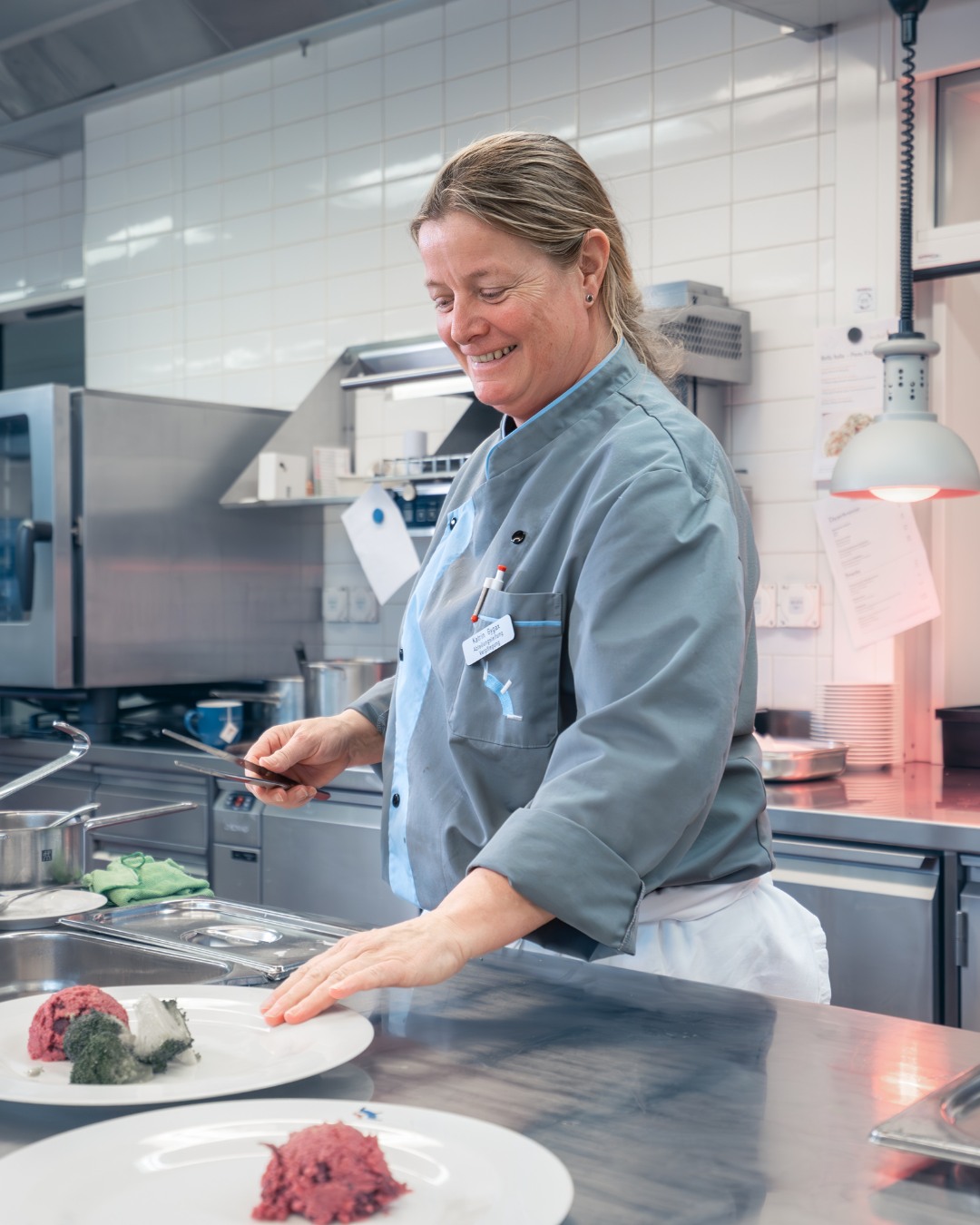 Bei uns wird täglich frisch gekocht 👨🍳🥕
Unser Küchenteam sorgt für ausgewogene Mahlzeiten, leckere Menüs und den einen oder anderen Lieblingsklassiker auf dem Teller.
#alterszentrum #oberemuehle #lenzburg #täglichfrisch #kulinarik