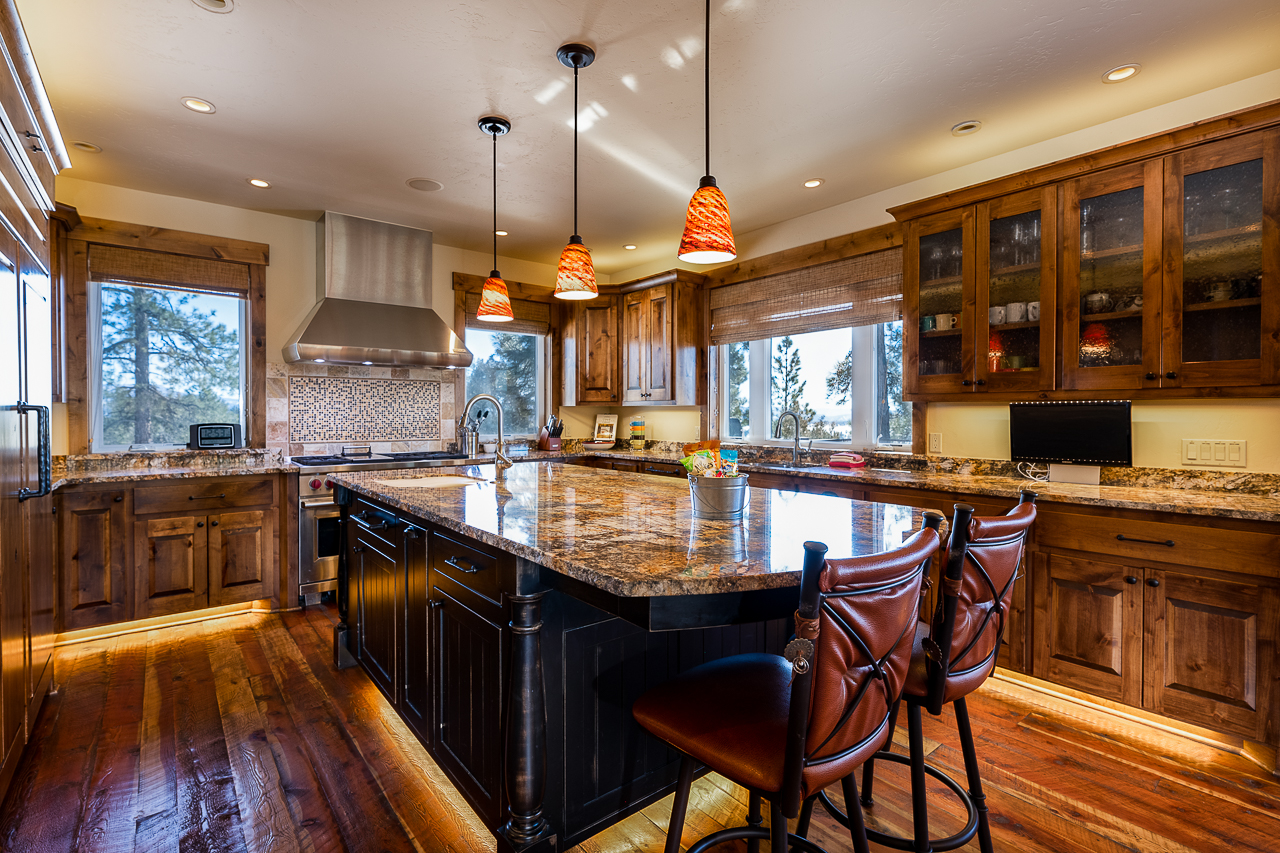 A kitchen that blends craftsmanship with comfort—complete with under-cabinet lighting, premium appliances, and plenty of room to gather.
.
.
#kitchen #kitcheninspiration #marketing #dining #DiningRoom #coloradolife #colorado #pagosa #pagosasprings #joncahillphoto #inteiror #design #kitchendesign