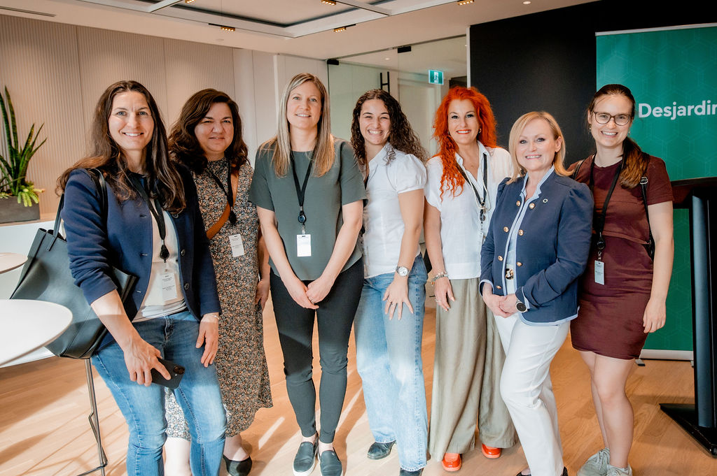 🏆 Bin oui, encore un prix !
Je suis officiellement lauréate de la bourse du programme de mentorat Desjardins - entrepreneuriat féminin, yéééé !
Je t'avouerais que je suis encore un peu sur un petit nuage.
Quand j'ai rejoint ce programme, je ne savais pas trop à quoi m'attendre, mais je me suis rapidement rendu compte que c'était bien plus qu'une simple occasion de faire des contacts. C'était des moments forts, des échanges vrais avec des femmes passionnées et déterminées.
Des femmes avec des parcours aussi variés qu'inspirants, chacune avec son histoire, ses défis et ses victoires. Des entrepreneures qui débutent, qui se réinventent, qui osent se dépasser et qui m'ont rappelé qu'on est toujours plus fortes à plusieurs.
Et si j'ai reçu cette bourse, c'est grâce à ces mêmes femmes, avec qui j'ai partagé ces moments précieux, qui ont voté pour moi. Apparemment pour "ma participation, ma générosité, mes idées, mon écoute et ma capacité à partager mes expériences avec le groupe". Parce qu'on a créé ensemble un espace où chacune pouvait s'exprimer, apprendre et grandir. 🙌
Merci aussi à ma mentore Jausée Carrier, propriétaire de Colorada Chef Traiteur, pour ses précieux conseils et ses animations de groupe, à mes pairs pour leur énergie contagieuse et leur beau projet, ainsi qu'à Desjardins pour cette belle opportunité et cette belle reconnaissance.
Ce prix, c'est bien plus qu'un montant qui va m'aider avec mes futurs projets, c'est un rappel que chaque petit pas compte et que les rêves qu'on porte méritent d'être poursuivis. 💫
Je vous laisse sur quelques photos de l'événement (merci Réseau Mentorat, entrepreneurship) , auquel, à mon grand regret, je n'ai pas pu participer. Ce n'est que partie remise pour vous rencontrer. xo 😊