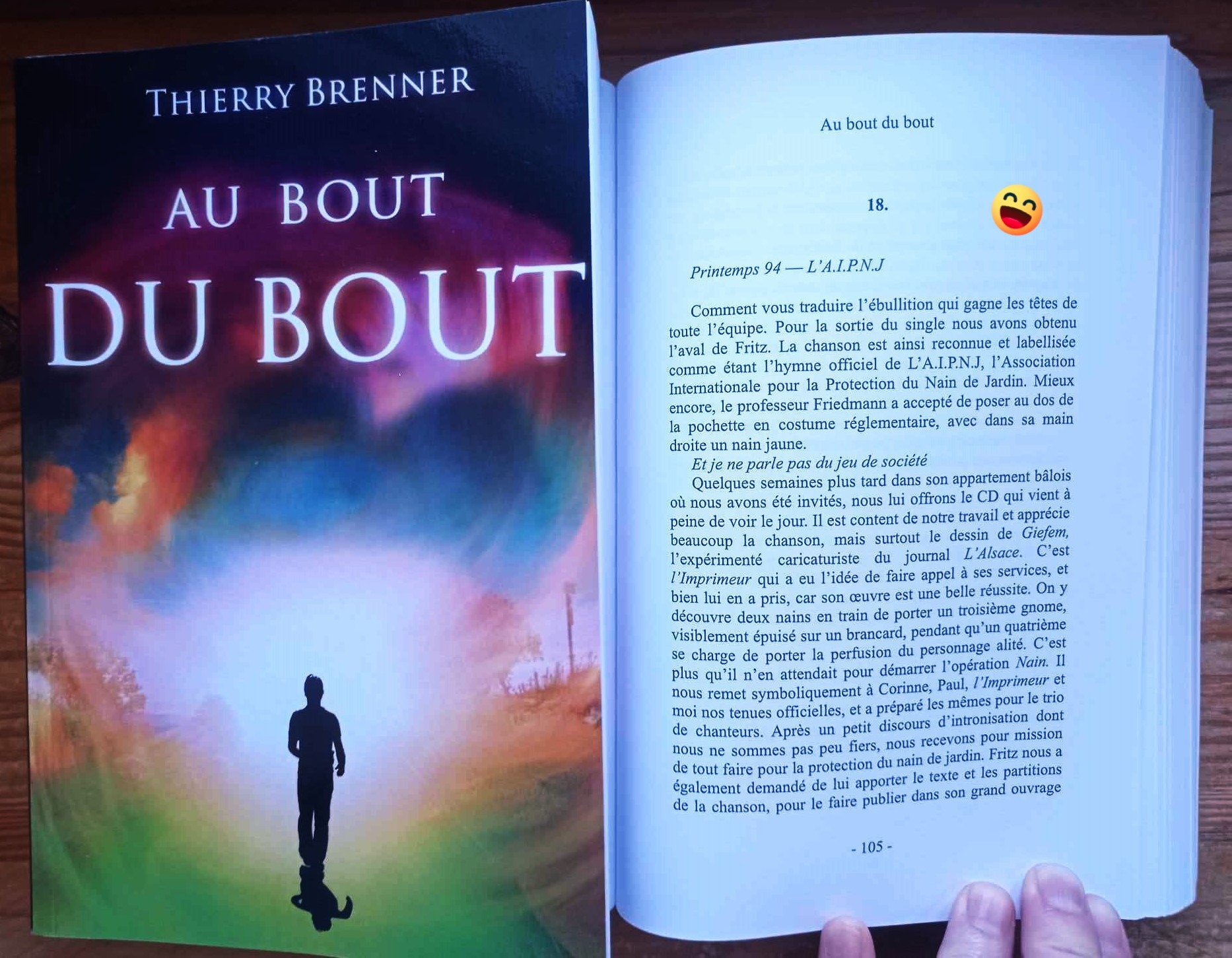 Ce qui arrive quand tu tournes une page de "Au Bout du Bout" le tome 2 de mon autobiographie . Tu en veux lire d'autres ?
#extrait #auboutdubout #roman #autobiographique #tome2
Pitch tome 2
Après avoir plongé au cœur de sa mémoire, l’auteur poursuit son voyage introspectif… Mais cette fois, l’heure n’est plus seulement à la recherche de réponses : il s’agit de tout affronter, tout comprendre et, surtout, tout lâcher.
Les masques tombent, les trahisons se révèlent, et les questions laissées en suspens trouvent enfin un écho. Entre révélations et résilience, ce dernier volet de l’autobiographie romancée de Thierry Brenner explore le crépuscule des illusions, la puissance du pardon et la liberté d’être soi. Surprenant, intense et profondément humaniste, Au Bout du Bout oscille entre road-movie intérieur et leçon de vie, porté par un second degré salvateur qui éclaire même les instants les plus sombres.
L’histoire touche à sa fin… Mais certaines vérités ne s’oublieront jamais.