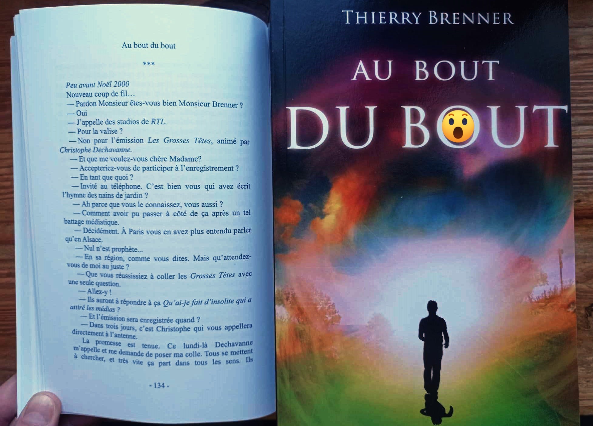 Ce qui arrive quand tu tournes une page de "Au Bout du Bout" le tome 2 de mon autobiographie . Tu en veux lire d'autres ?
#extrait #auboutdubout #roman #autobiographique #tome2
Pitch tome 2
Après avoir plongé au cœur de sa mémoire, l’auteur poursuit son voyage introspectif… Mais cette fois, l’heure n’est plus seulement à la recherche de réponses : il s’agit de tout affronter, tout comprendre et, surtout, tout lâcher.
Les masques tombent, les trahisons se révèlent, et les questions laissées en suspens trouvent enfin un écho. Entre révélations et résilience, ce dernier volet de l’autobiographie romancée de Thierry Brenner explore le crépuscule des illusions, la puissance du pardon et la liberté d’être soi. Surprenant, intense et profondément humaniste, Au Bout du Bout oscille entre road-movie intérieur et leçon de vie, porté par un second degré salvateur qui éclaire même les instants les plus sombres.
L’histoire touche à sa fin… Mais certaines vérités ne s’oublieront jamais.