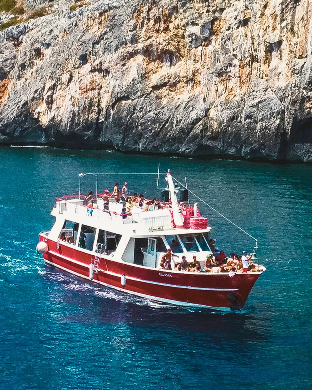 🌟 Con Alexander Leuca, le tue vacanze prendono il largo! Tra i nostri servizi troverai minicrociere, boat party al tramonto, escursioni private con skipper e noleggio barche per vivere il mare in totale libertà.
Sei già stato a bordo delle nostre imbarcazioni?⚓
Condividi la tua esperienza nei commenti!🥰
•
•
•
#AlexanderLeuca #Servizi #Minicrociere #BoatParty #NoleggioBarche #NoleggioConSkipper