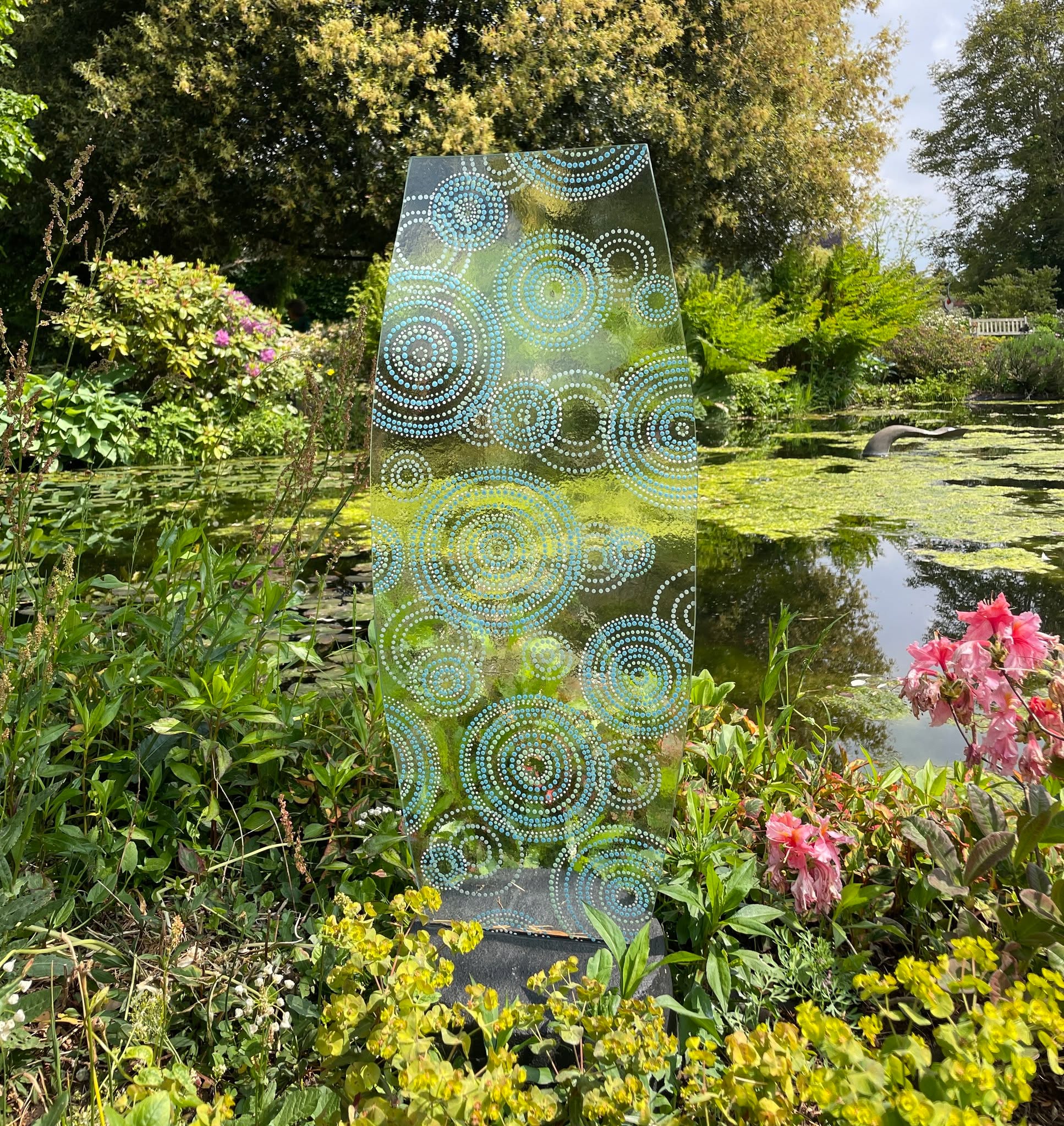 Look carefully to enjoy the ethereal elegance of this piece by @lisa_pettibone at @sculpture_at_kingham_lodge recently. The title? POND.
Next week I'll be back to showing images from the Cotswolds.
DM to book a top Cotswolds, Oxford or Stratford upon Avon tour.
#offbeatcotswolds #bluebadgeguide #bluebadgeguides
#britainsbestguides #Cotswolds #thecotswolds
#inthecotswolds #cotswoldcountry #Cotswolds_Culture #lovethecotswolds
#discoverthecotswolds #visitthecotswolds #discovercotswolds #cotswoldslife #cotswoldlife #thecotswolds
#your_cotswolds
#cotswolds #thecotswolds #cotswoldvillage #visitengland