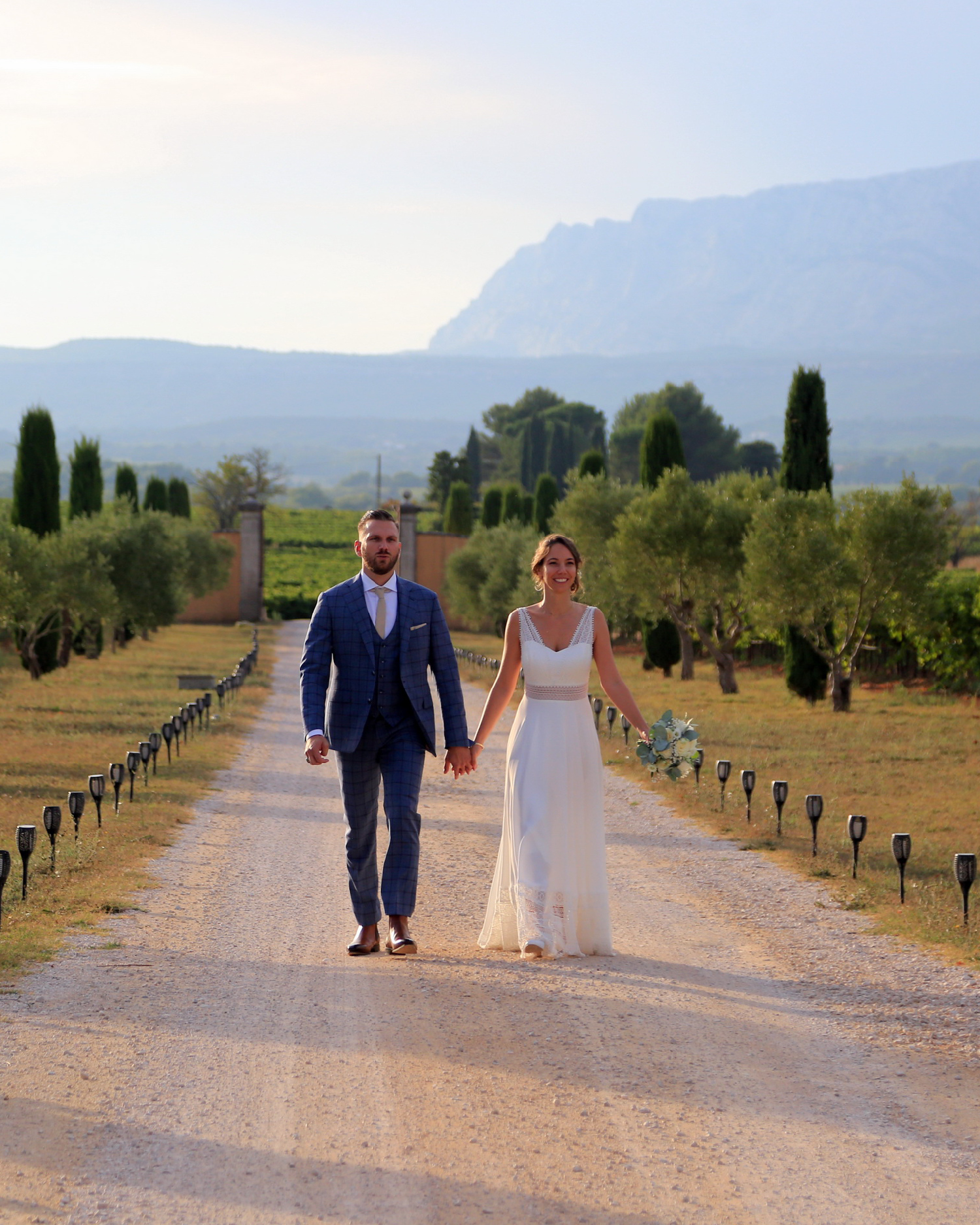 ✨ Main dans la main, A&A parcourent notre l'allée centrale bordée d’oliviers de notre Mas. Un décor majestueux pour une journée inoubliable. 💍
📍 Le Mas des Auréliens
@actionprod13
#MariageEnProvence #MasDesAureliens #Lieudereception #Mariagedereve