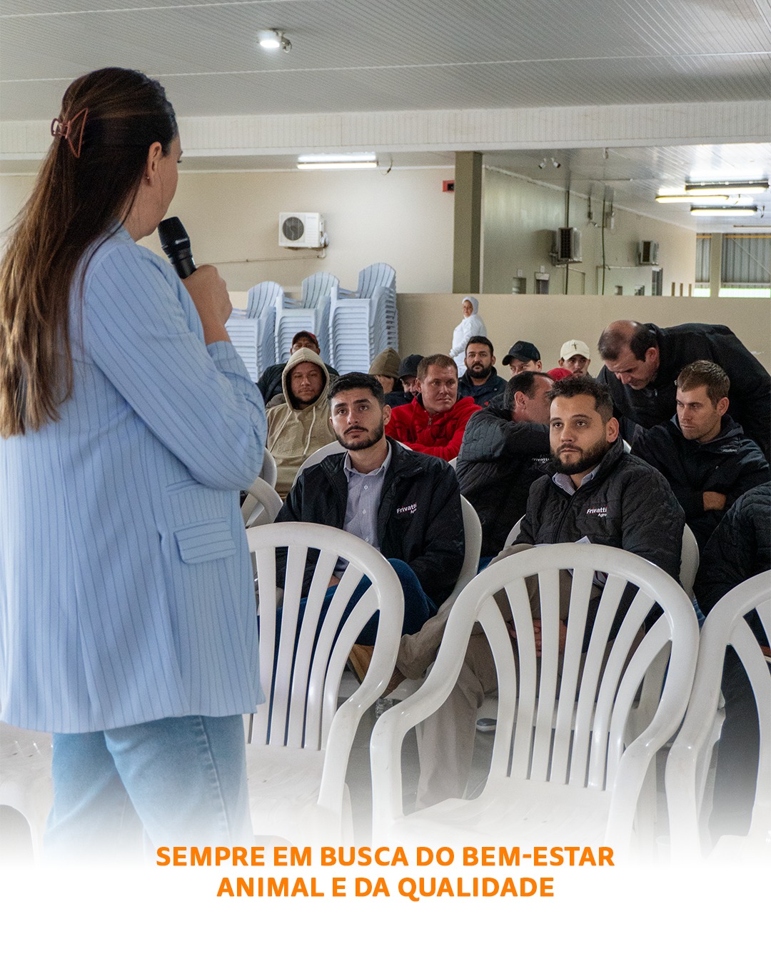 🚛🐷 Garantir o bem-estar animal começa muito antes do frigorífico. No último sábado, nossos colaboradores e equipes técnicas participaram de um treinamento sobre as boas práticas no manejo de embarque e transporte de suínos promovidos pelo controle da qualidade da Frivatti Industrial
A especialista Bruna L. Portela Vendrame, da @agrocerespic, trouxe orientações fundamentais sobre como reduzir o estresse dos animais, evitar perdas e garantir a qualidade da carne, reforçando que cada etapa faz diferença na sustentabilidade e nos resultados de toda a cadeia produtiva. 💪
visite nosso site e saiba mais: www.frivatti.ind.br
#Frivatti #BemEstarAnimal #Suinocultura #Agroceres #ProduçãoResponsável