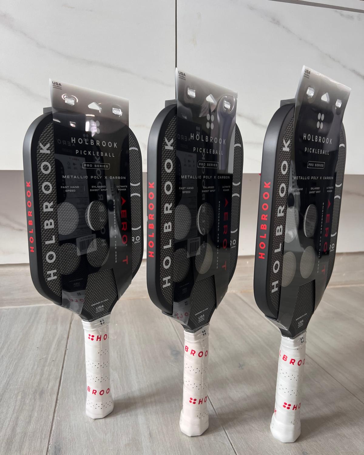 🔥🏓 Domina la cancha con la nueva Holbrook Aero T – diseñada pa’ jugadores que quieren potencia explosiva y precisión PRO. 💥🎯
Con mango extendido de 5.5”, perfecta pa’ ese backhand a dos manos que rompe. Su diseño liviano y sin bordes te da velocidad en la red pa’ reaccionar en milisegundos. ⚡
💣 ¿Lo más duro? Dynamic Weight Technology: pesitos internos estratégicos pa’ darte mejor balance, estabilidad y un sweet spot gigante.
Cada golpe se siente limpio... y poderoso. 😤
📏 Disponible en 14mm (más rápida) y 16mm (más control).
¡Tú escoges el estilo, la Aero T pone el fuego! 🔥
🎯 Consíguela ya en 👉 www.erniezonepickleball.com
#PickleballPR #HolbrookAeroT #ErnieZone #PickleballPuertoRico #VamosPaLaCancha #PaletasHolbrook